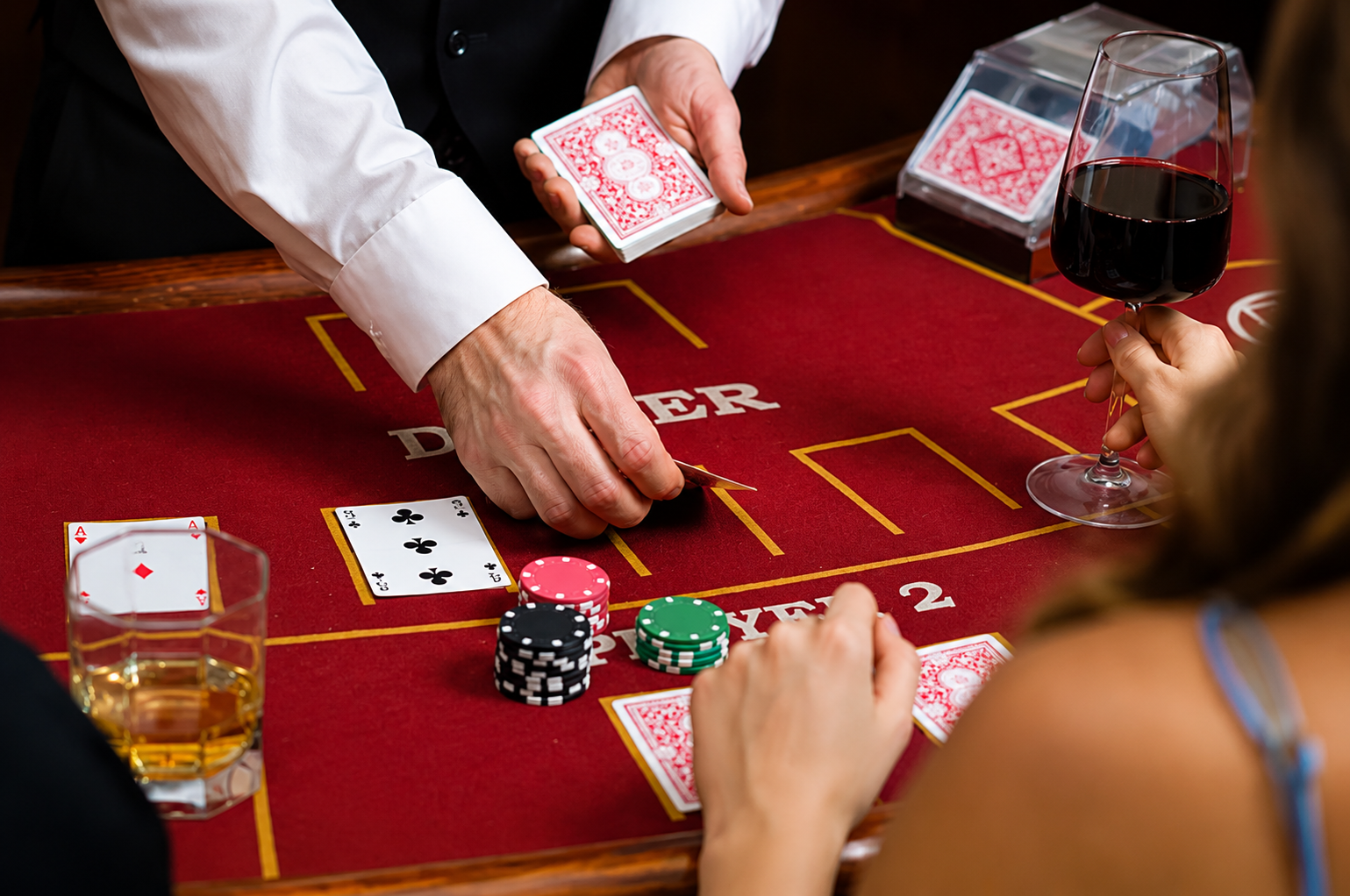 Mesa de póker en línea con cartas y fichas