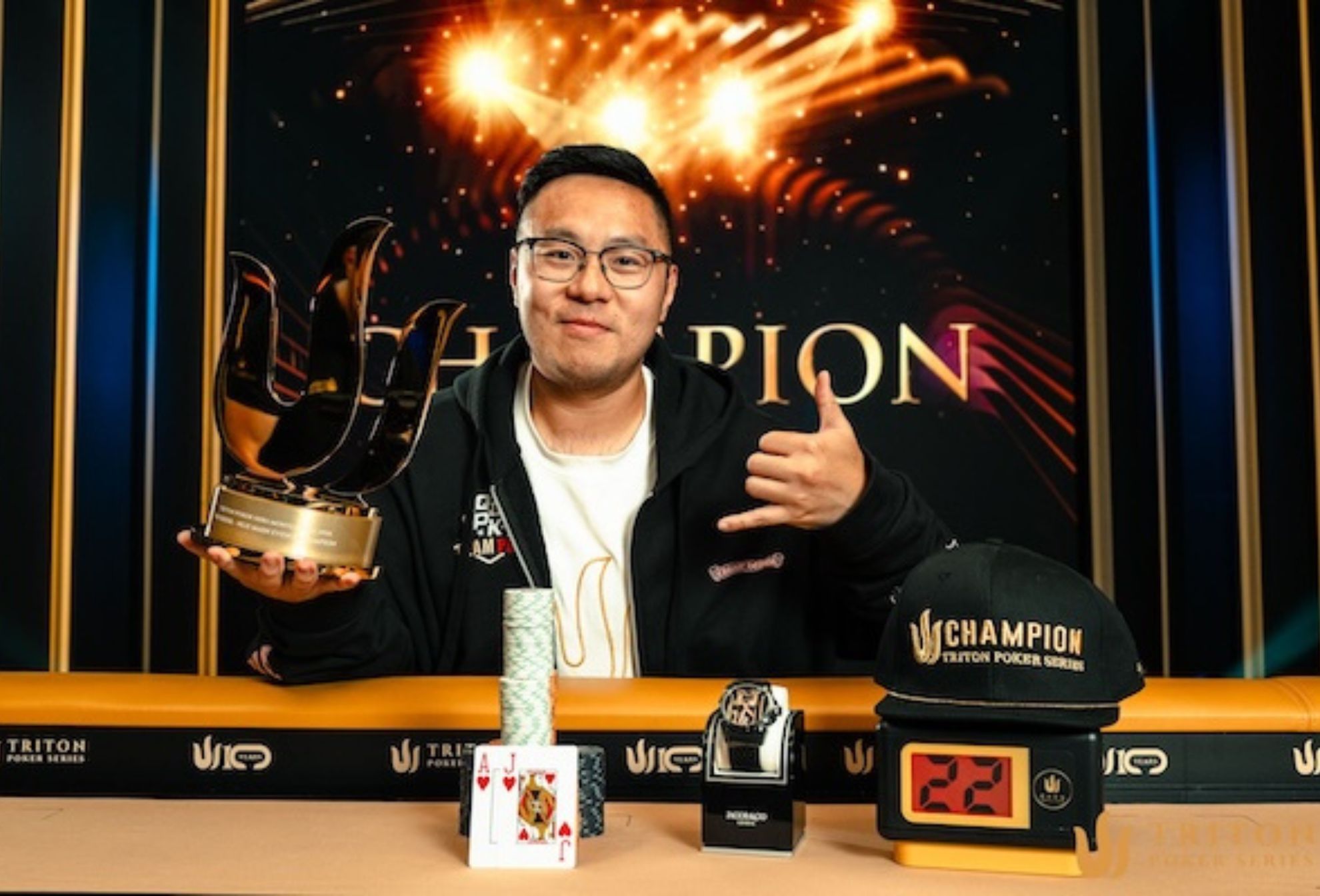 Jugador de póker celebrando una victoria en una mesa de póker