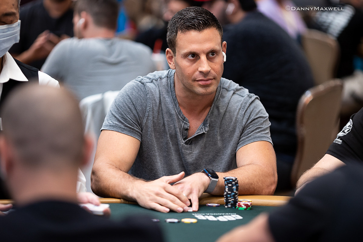 Garrett Adelstein en una partida de póker