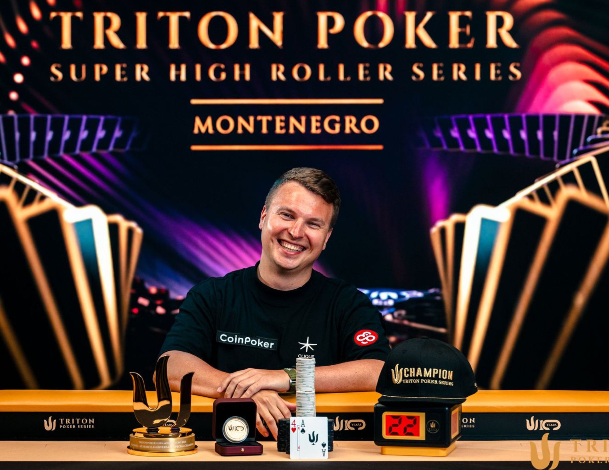 Aleks Ponakovs con el trofeo de campeón de Triton Poker
