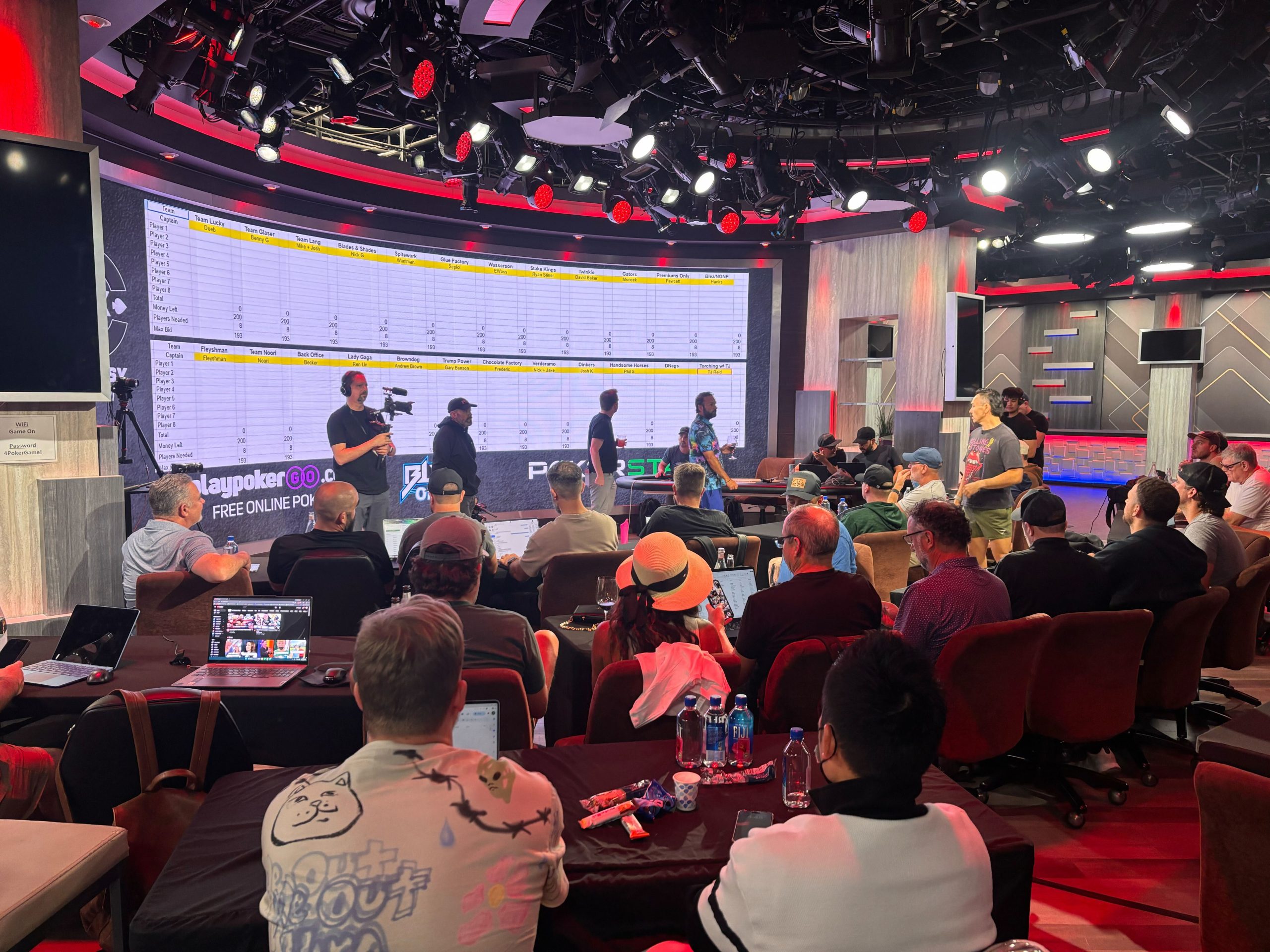 Jugadores de poker analizando sus opciones en una sala de draft de fantasía.
