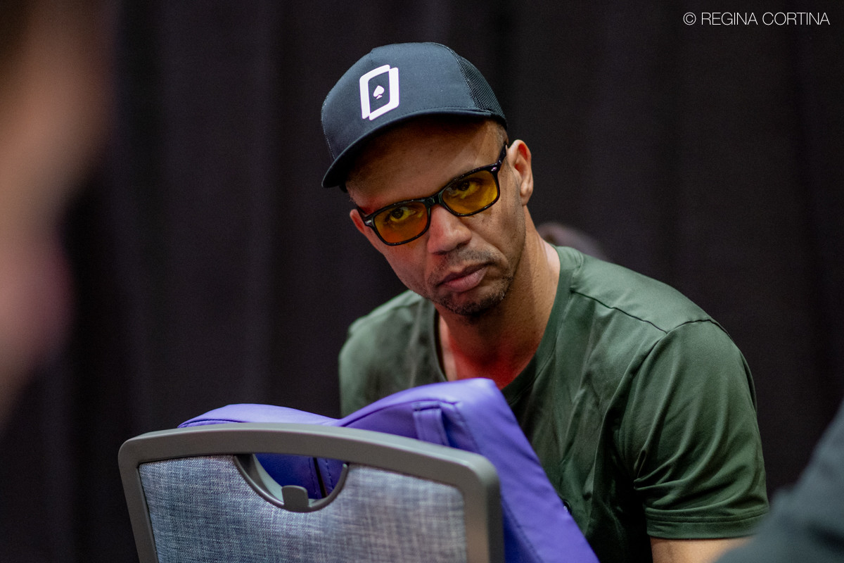 Phil Ivey en una mesa de póker durante las WSOP