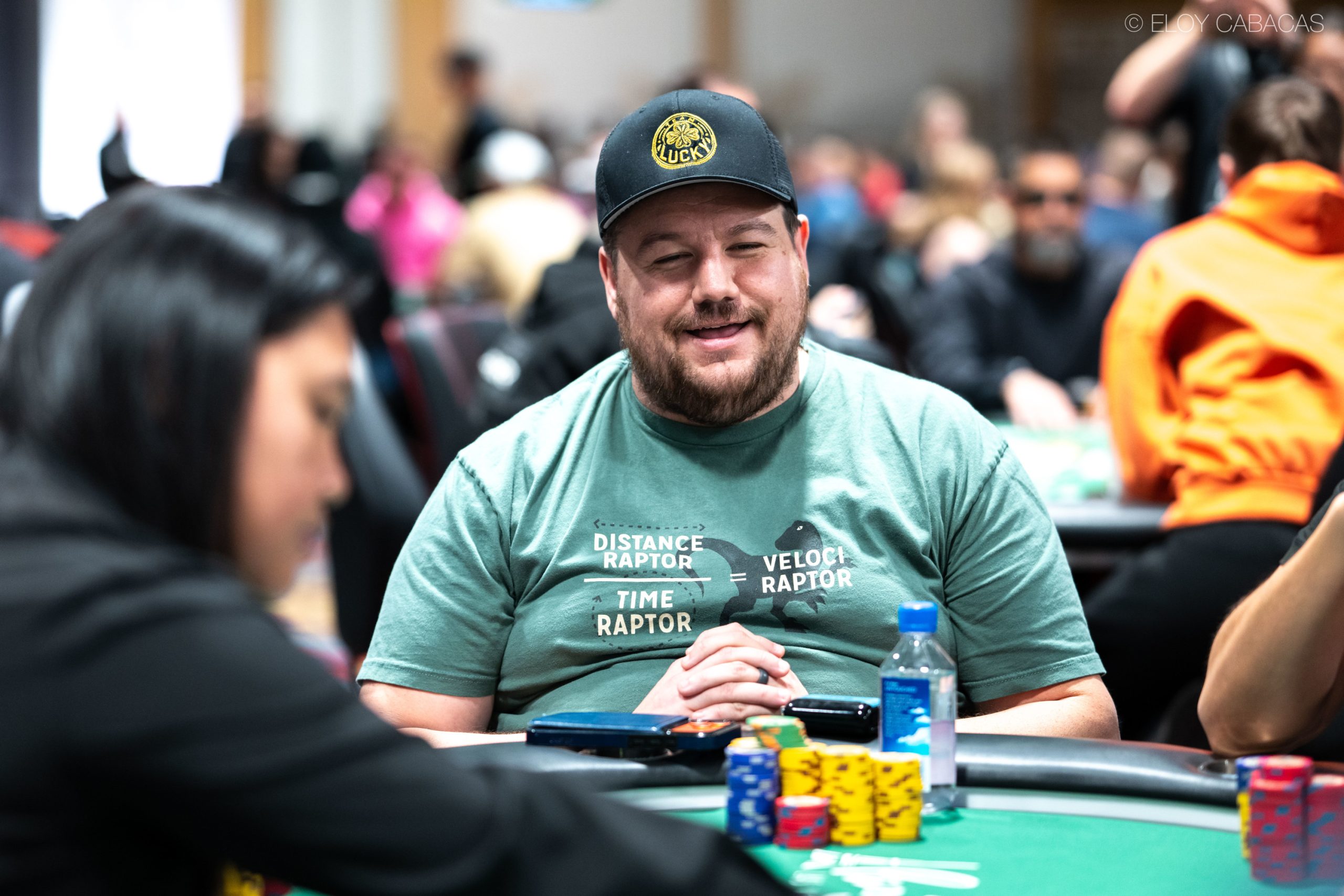 Jugador de poker Shaun Deeb mirando sus cartas durante una partida.