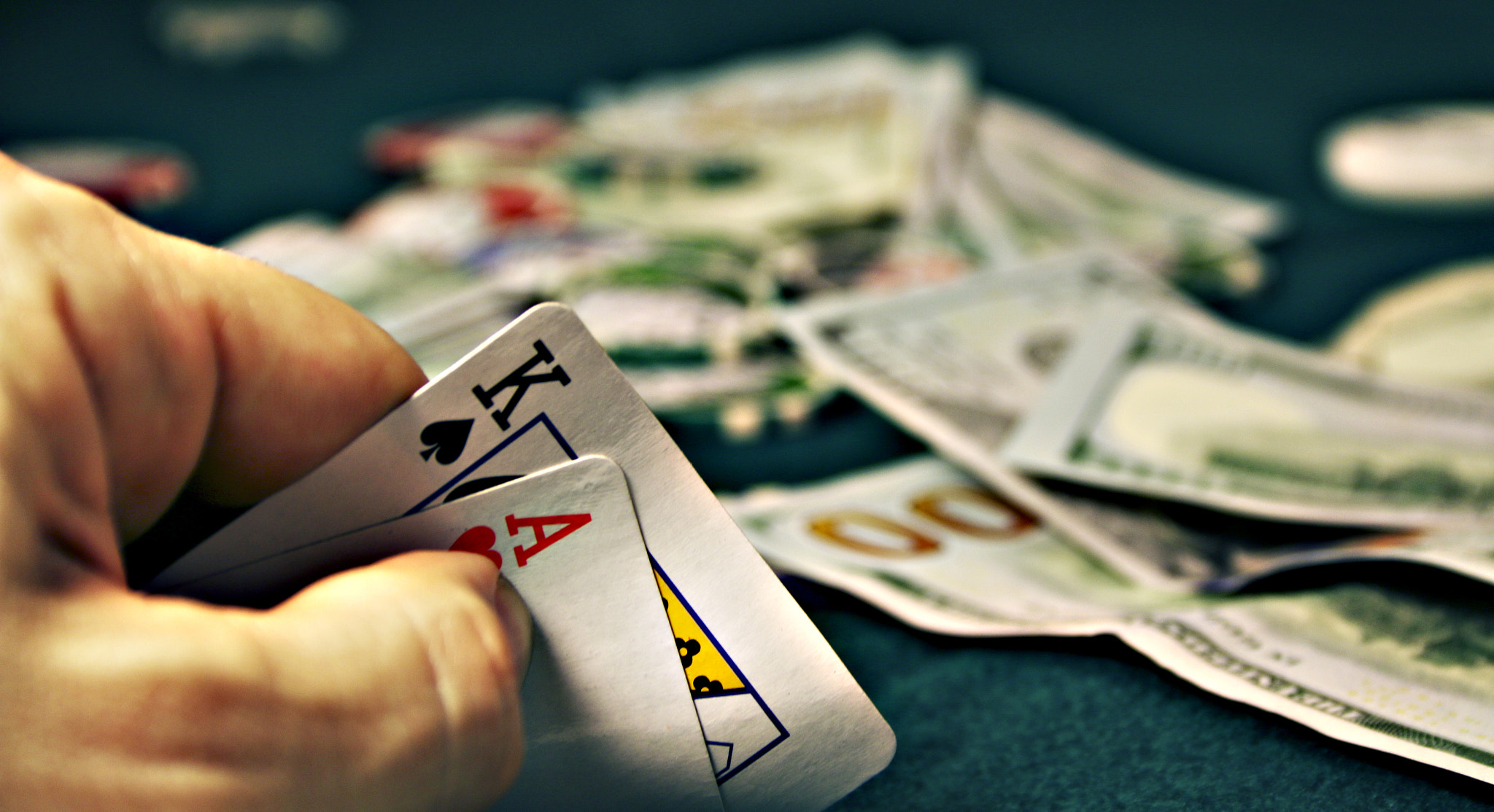 Jugadores de poker jugando Texas Hold'em en una mesa