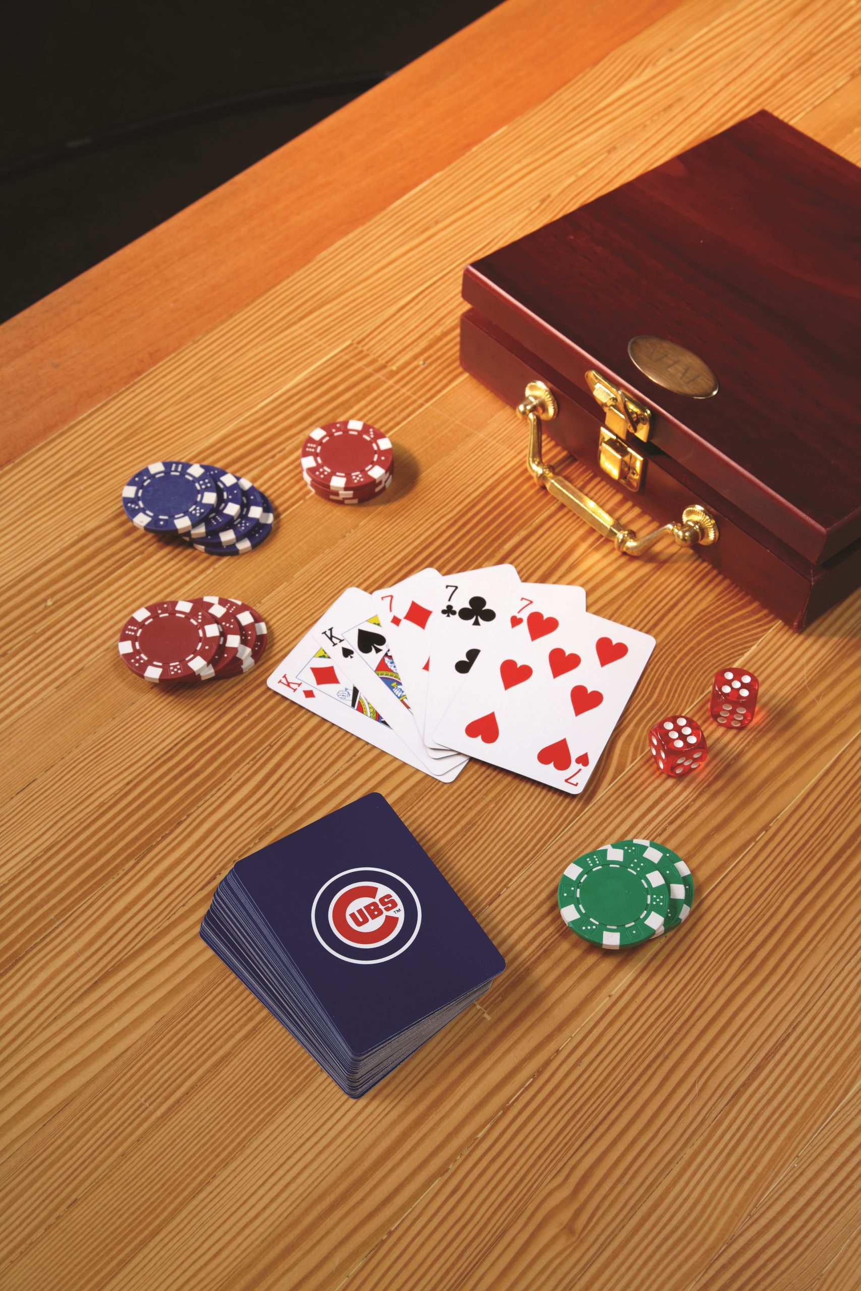 Un jugador concentrado en su ordenador, analizando sus cartas de póker online