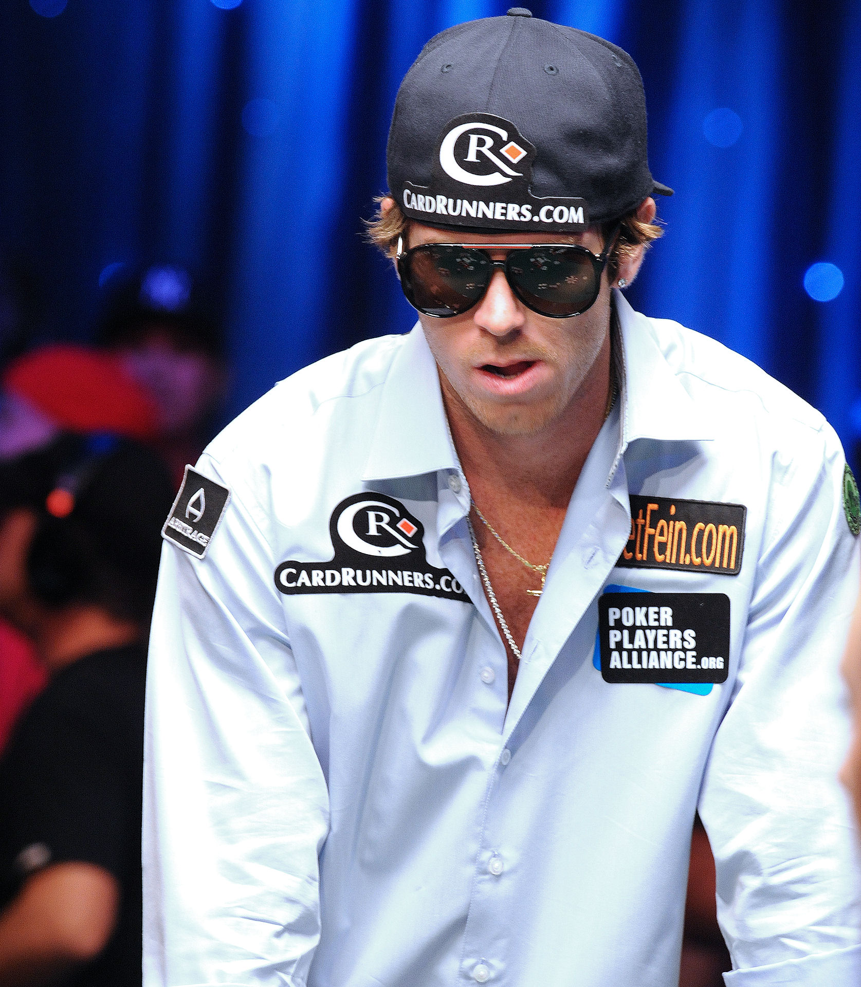 Jugadores de poker en mesa de cash game y mesa de torneo