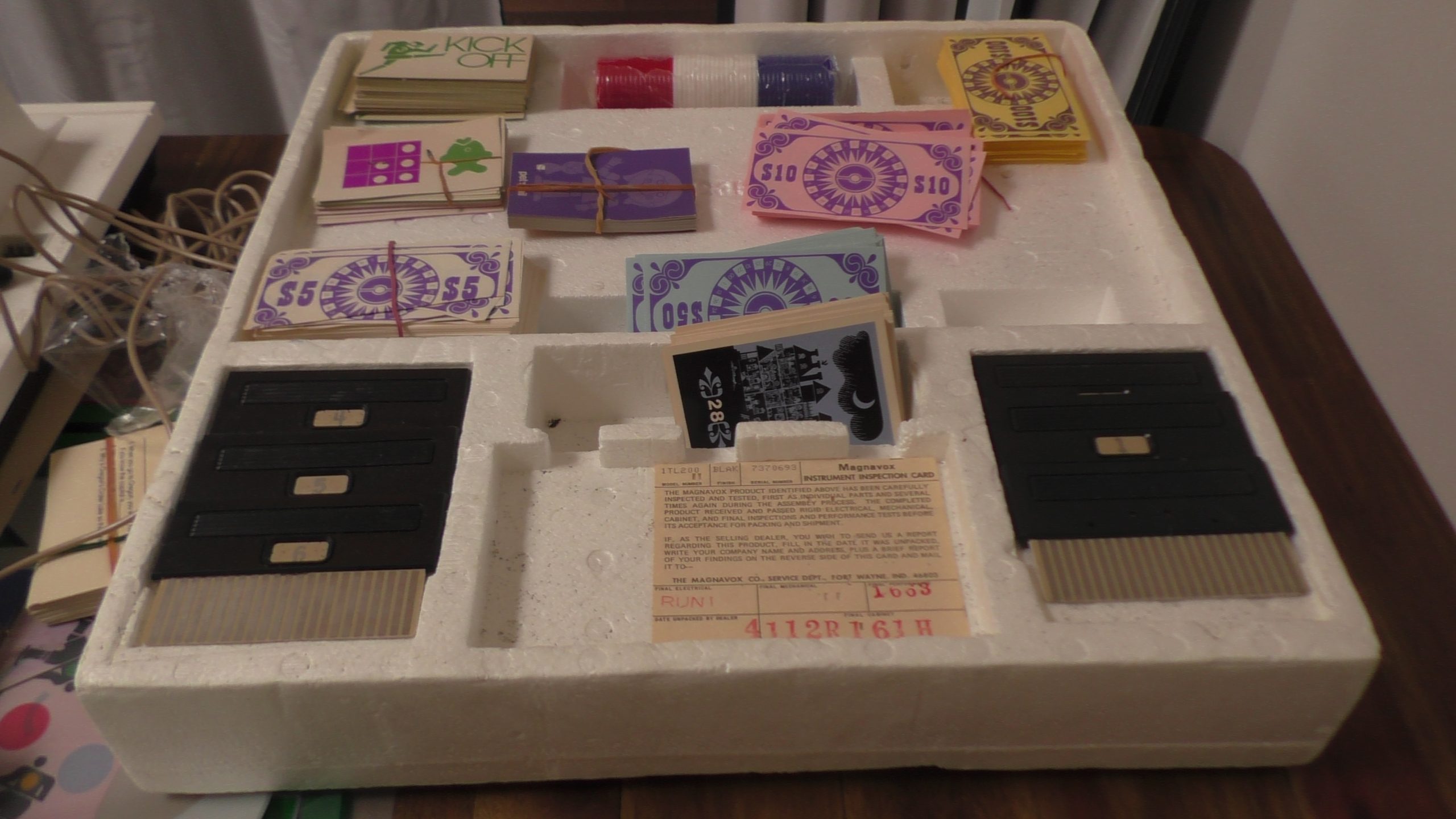 Jugador de póker analizando cartas en una mesa