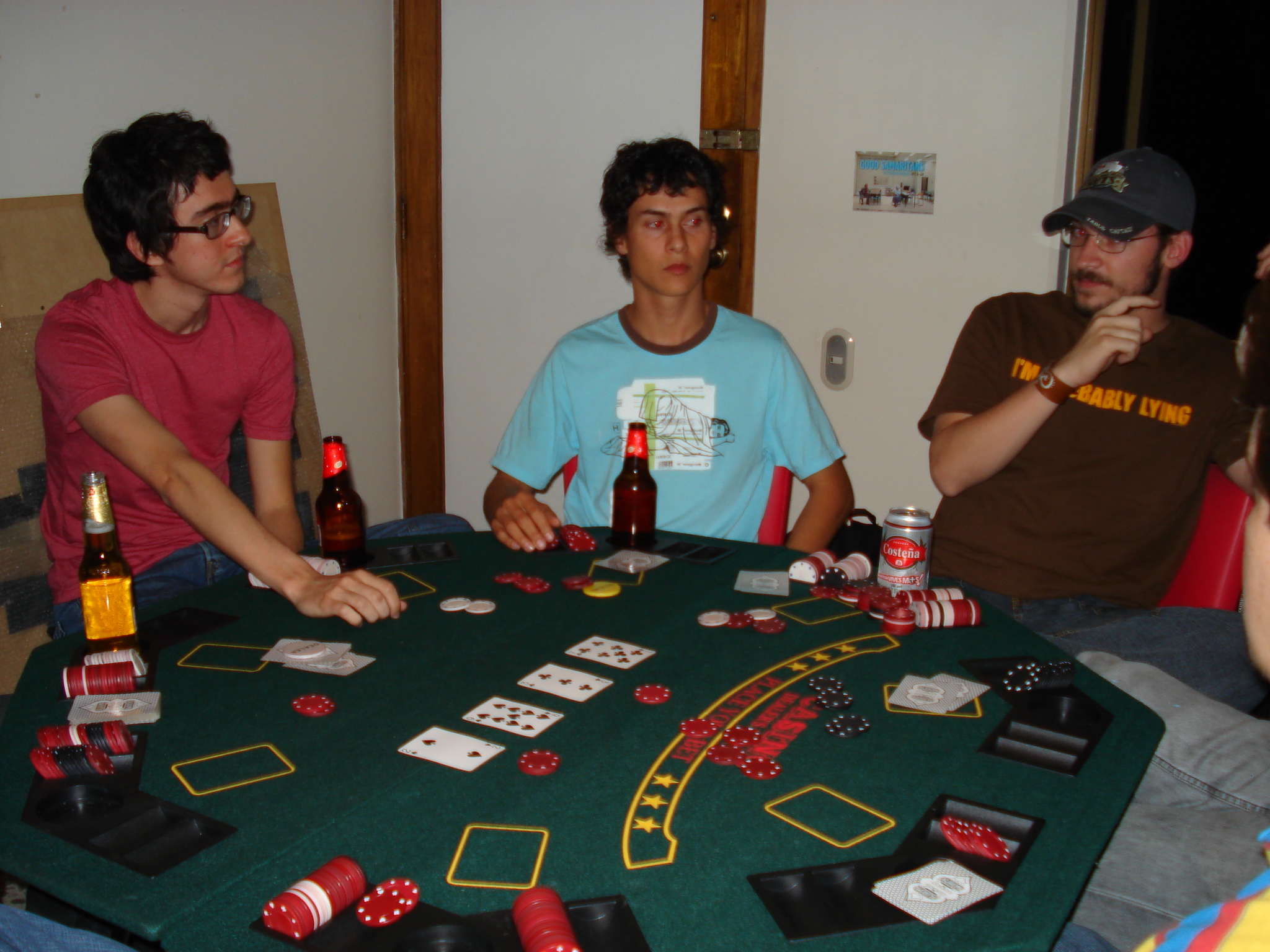 Jugador eligiendo entre varias opciones de salas de póker online en una computadora.