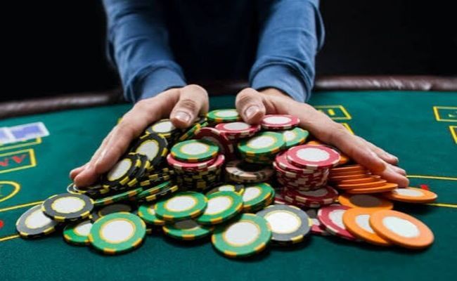¿Error o Estrategia? Confusión en Apuesta Desata Mano Inusual en el Asian Poker Tour