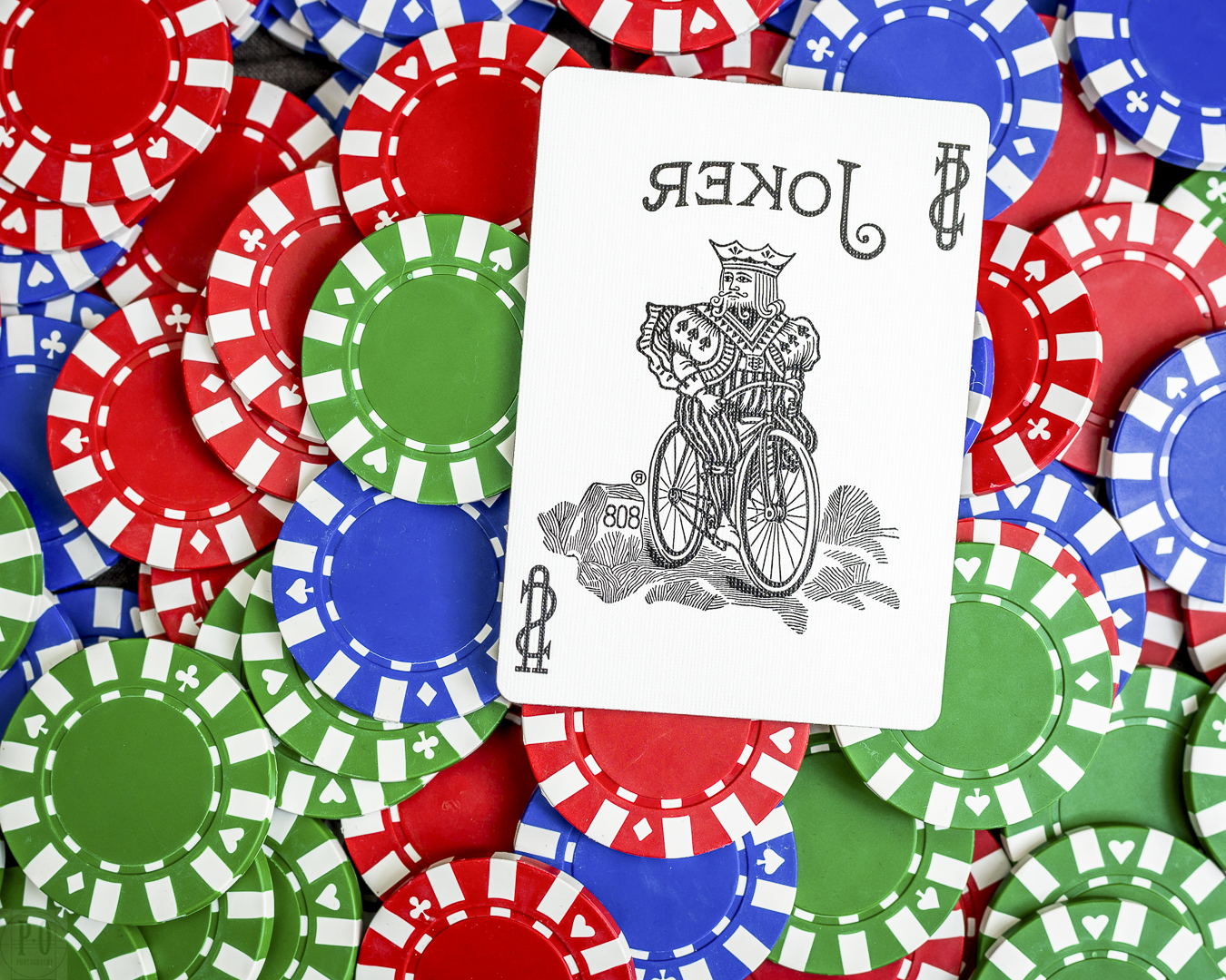 Jugador enfocado en una mesa de póker online