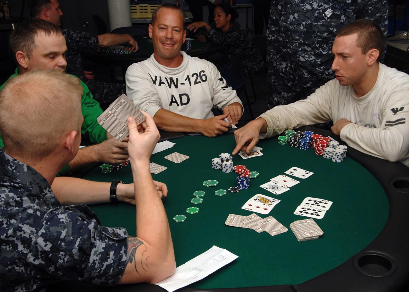 Jugador de póker concentrado en una mesa de juego