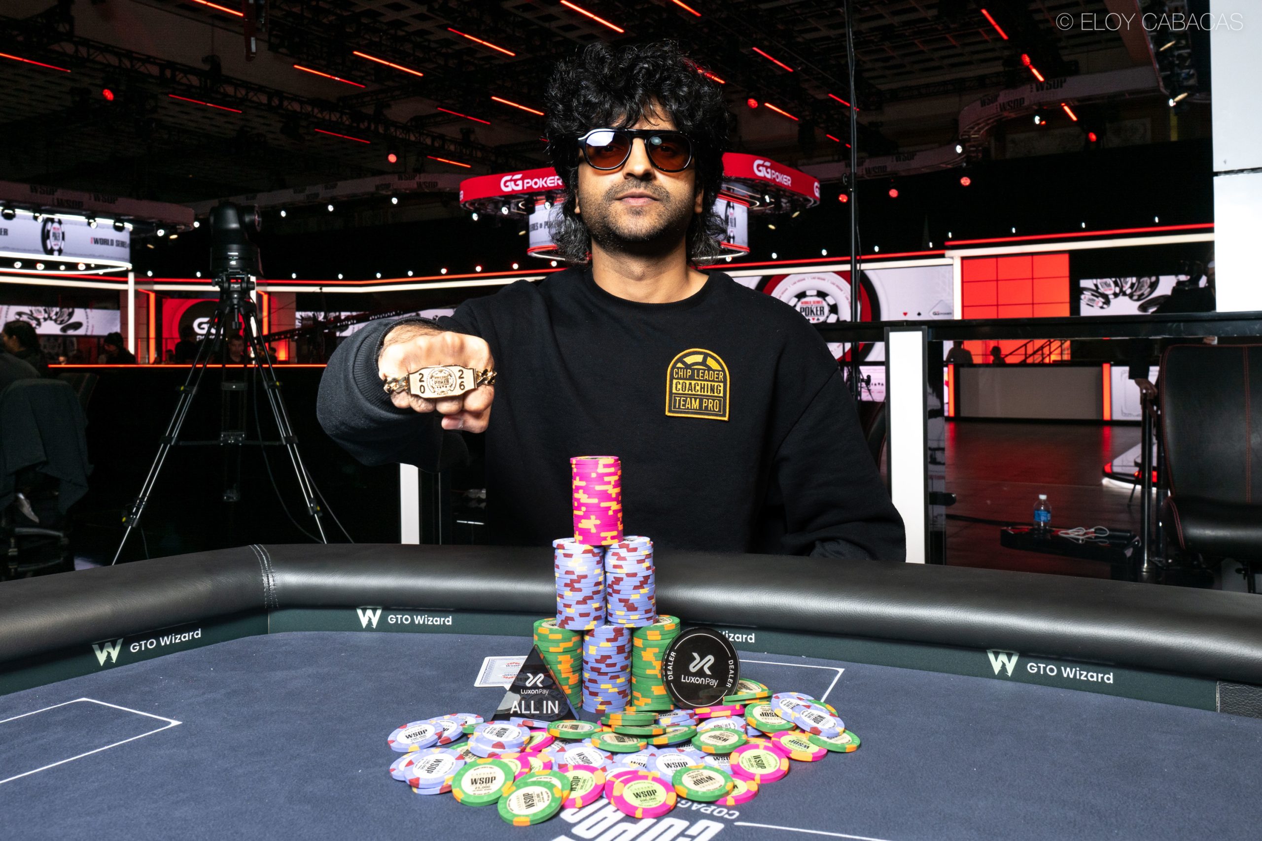 Daniyal Gheba levantando su brazalete de campeón de las WSOP