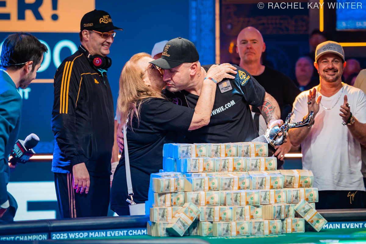 Phil Hellmuth y Michael Mizrachi preparándose para jugar en el torneo WSOP Heads-Up.