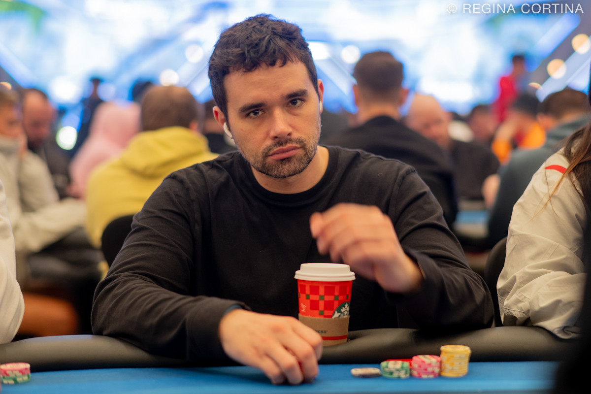 Jugador de póker Alan Keating en una mesa de torneo