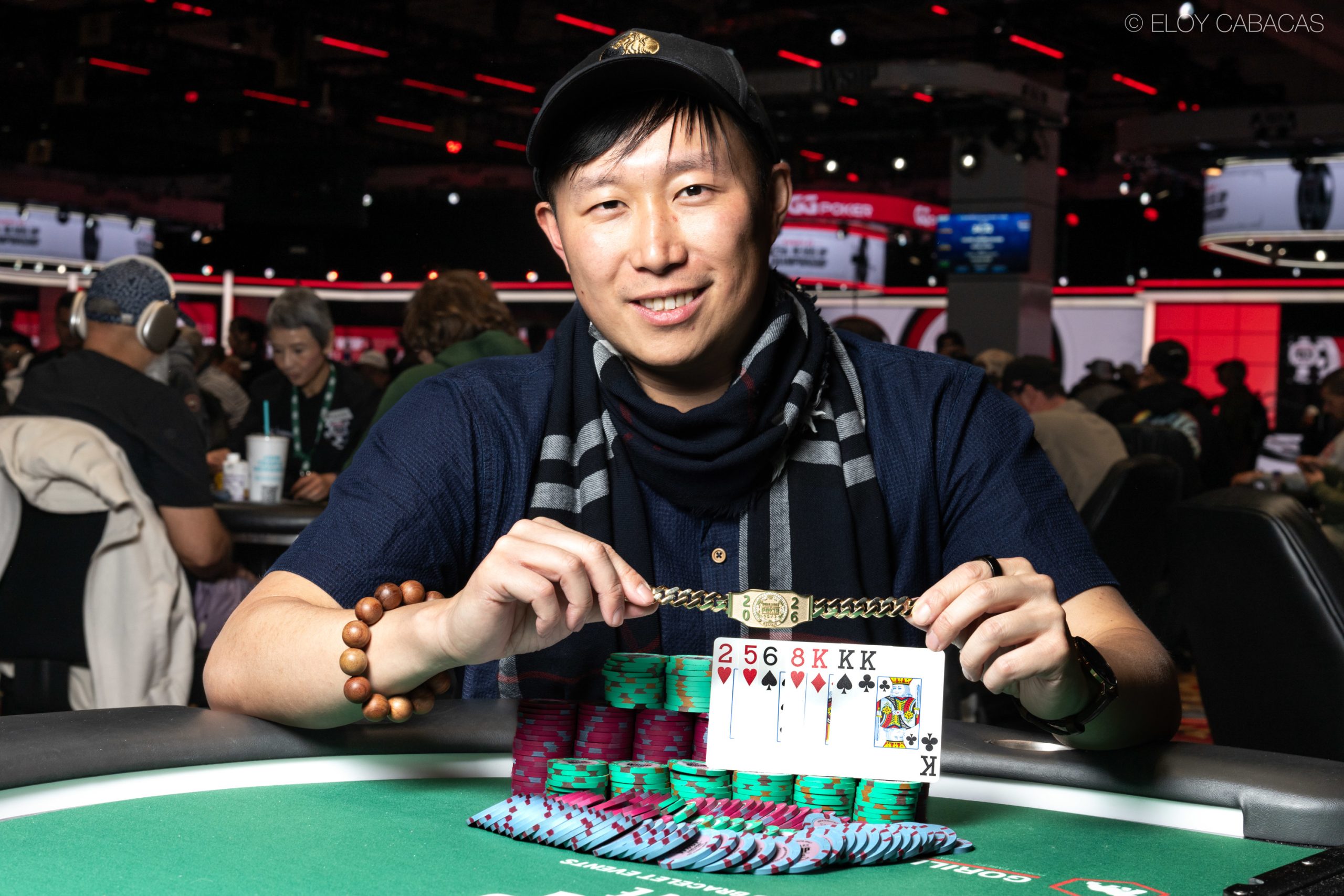James Cheung mostrando con orgullo su brazalete de las World Series of Poker.