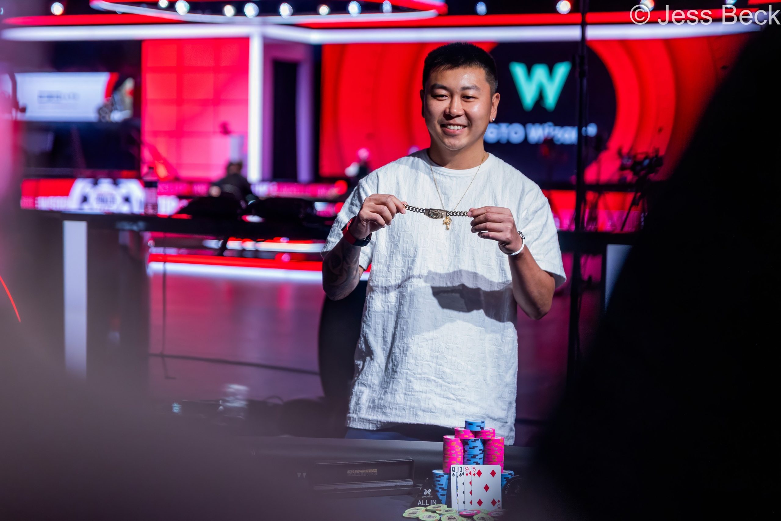 Yang Wang celebrando su victoria en el Evento #5 de Pot-Limit Omaha de las WSOP
