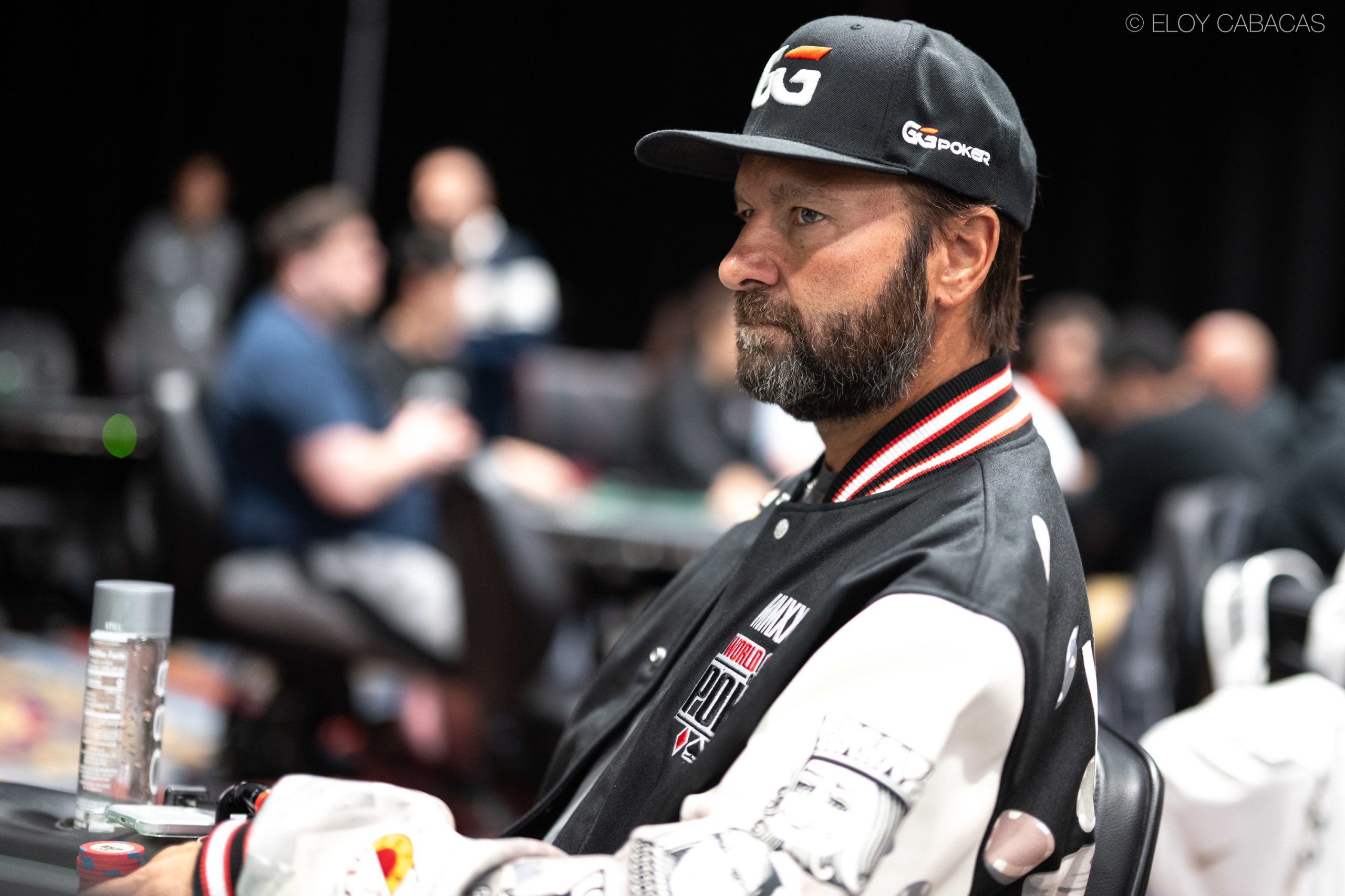 Daniel Negreanu en una mesa de póker durante las World Series of Poker