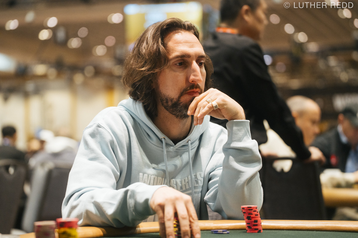 Nick Wright jugando al póker en PokerGO.