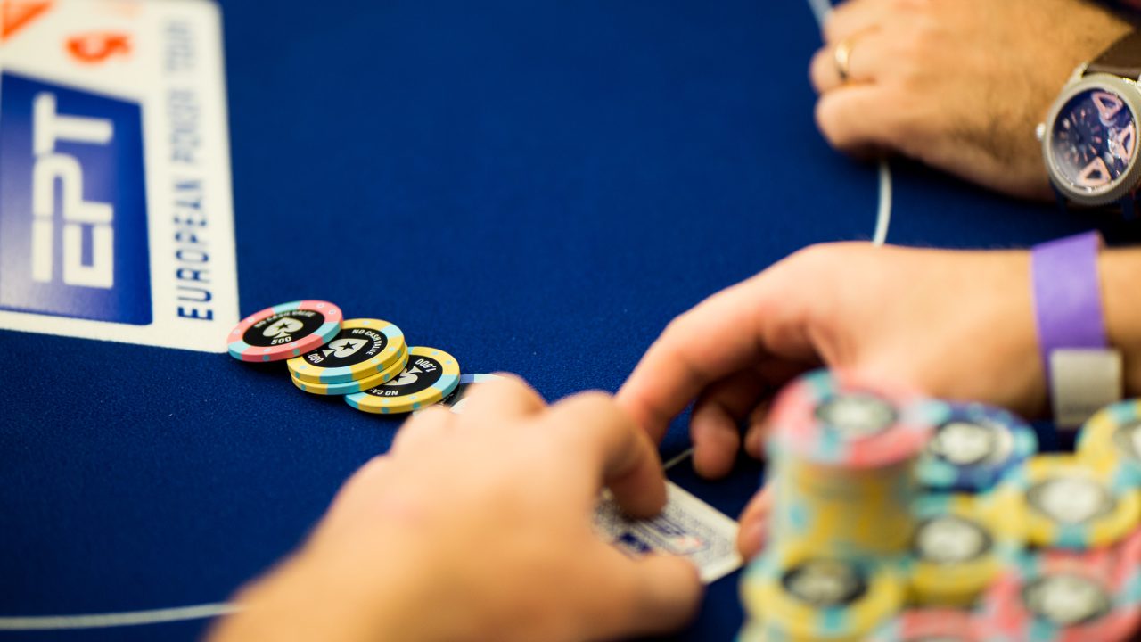 Ajustes Cruciales Contra Aperturas de 3x en Torneos de Póker en Vivo