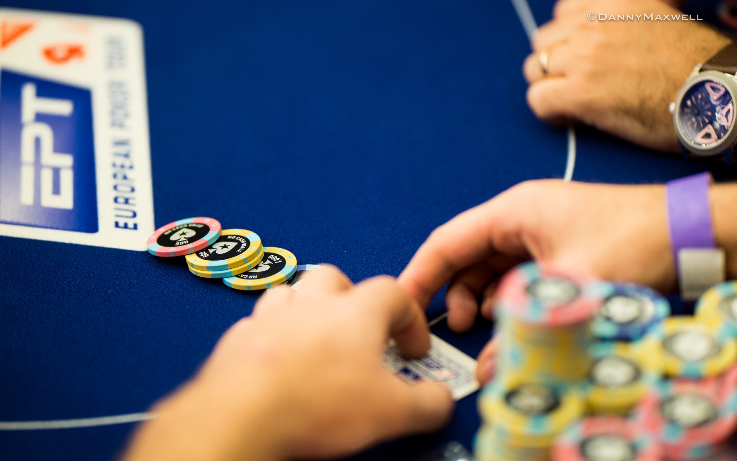 Jugadores en una mesa de póker en vivo durante un torneo