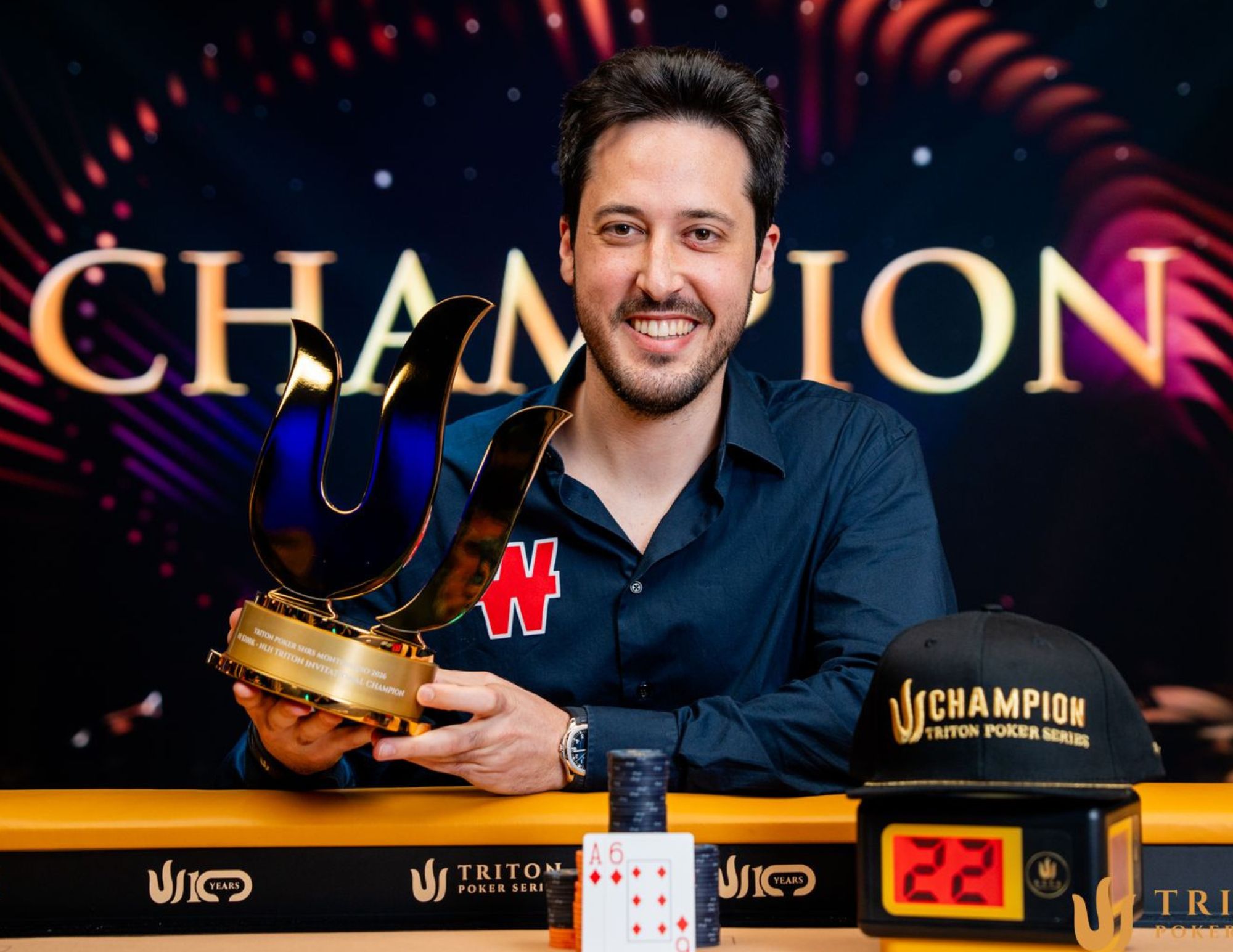 Jugador de póker celebrando una victoria en una mesa de póker