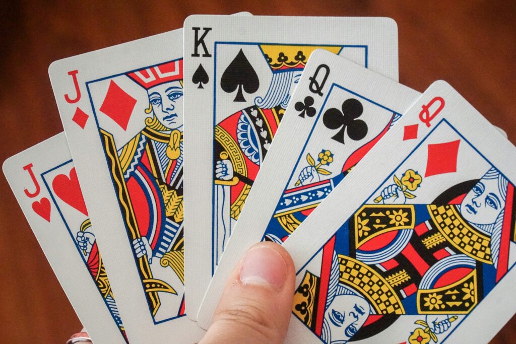 Más Allá del Hold’em: Explorando Variantes de Póker para Evitar el Agotamiento