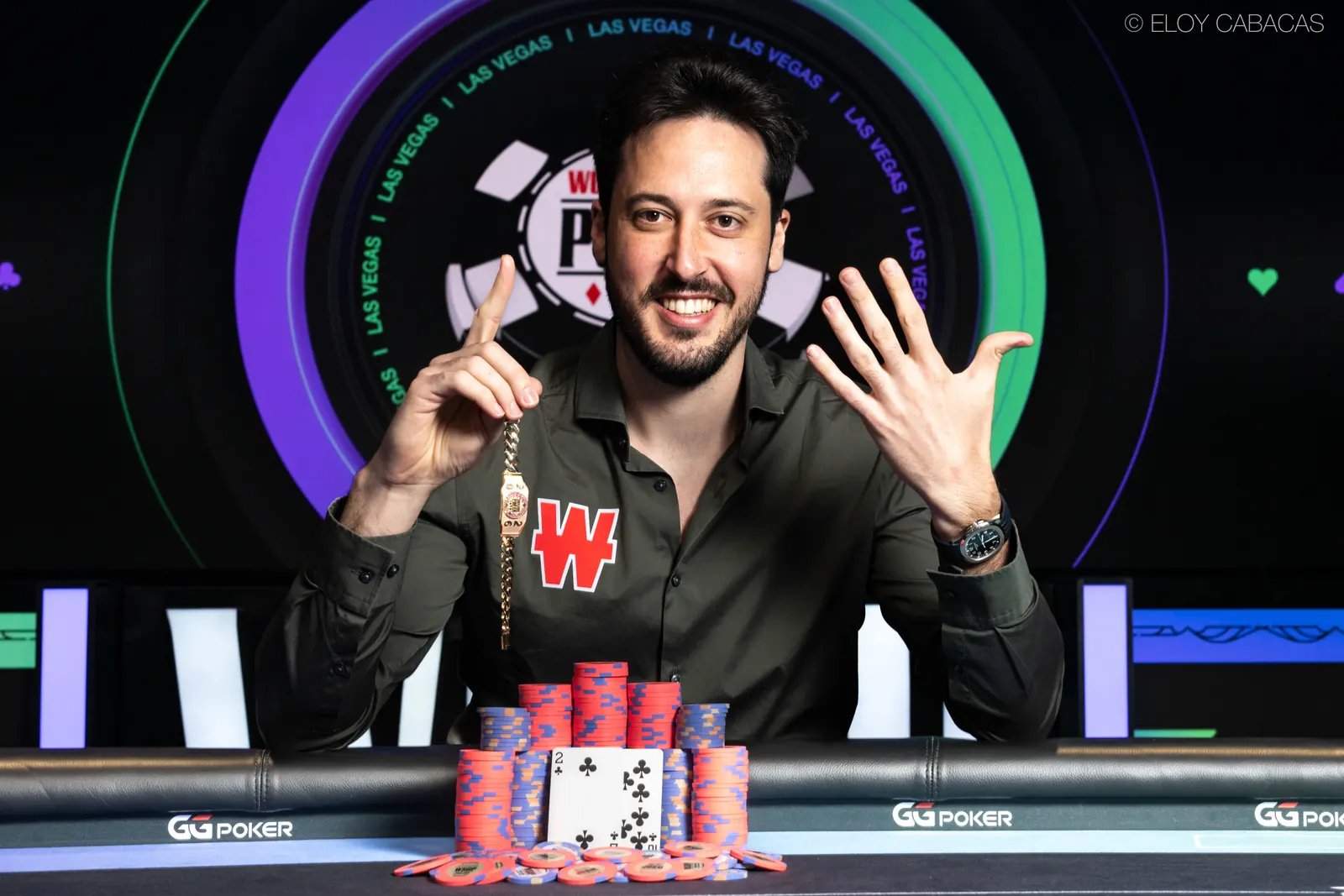 Adrian Mateos pozuje z pucharem i bransoletą World Series of Poker po wygraniu turnieju Super High Roller.