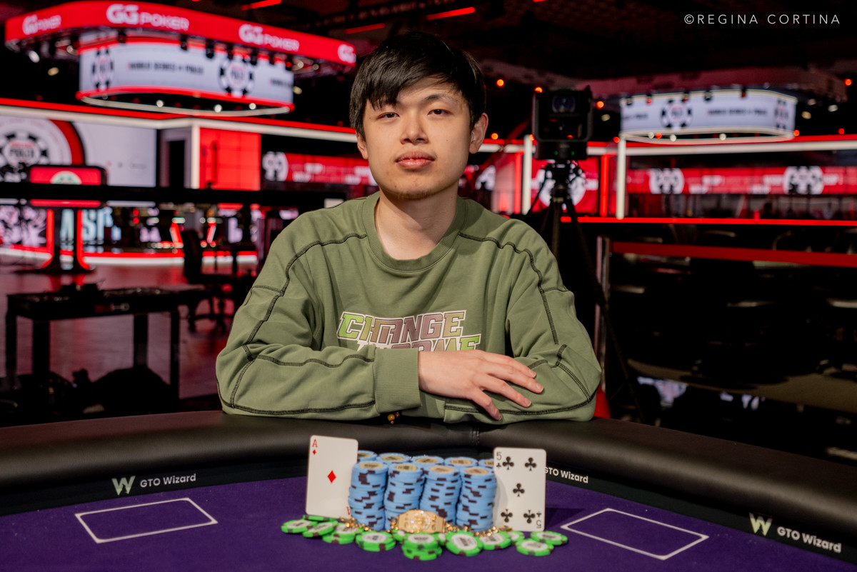 Honghao Zhang posa con su brazalete de las World Series of Poker tras ganar el Evento #13.