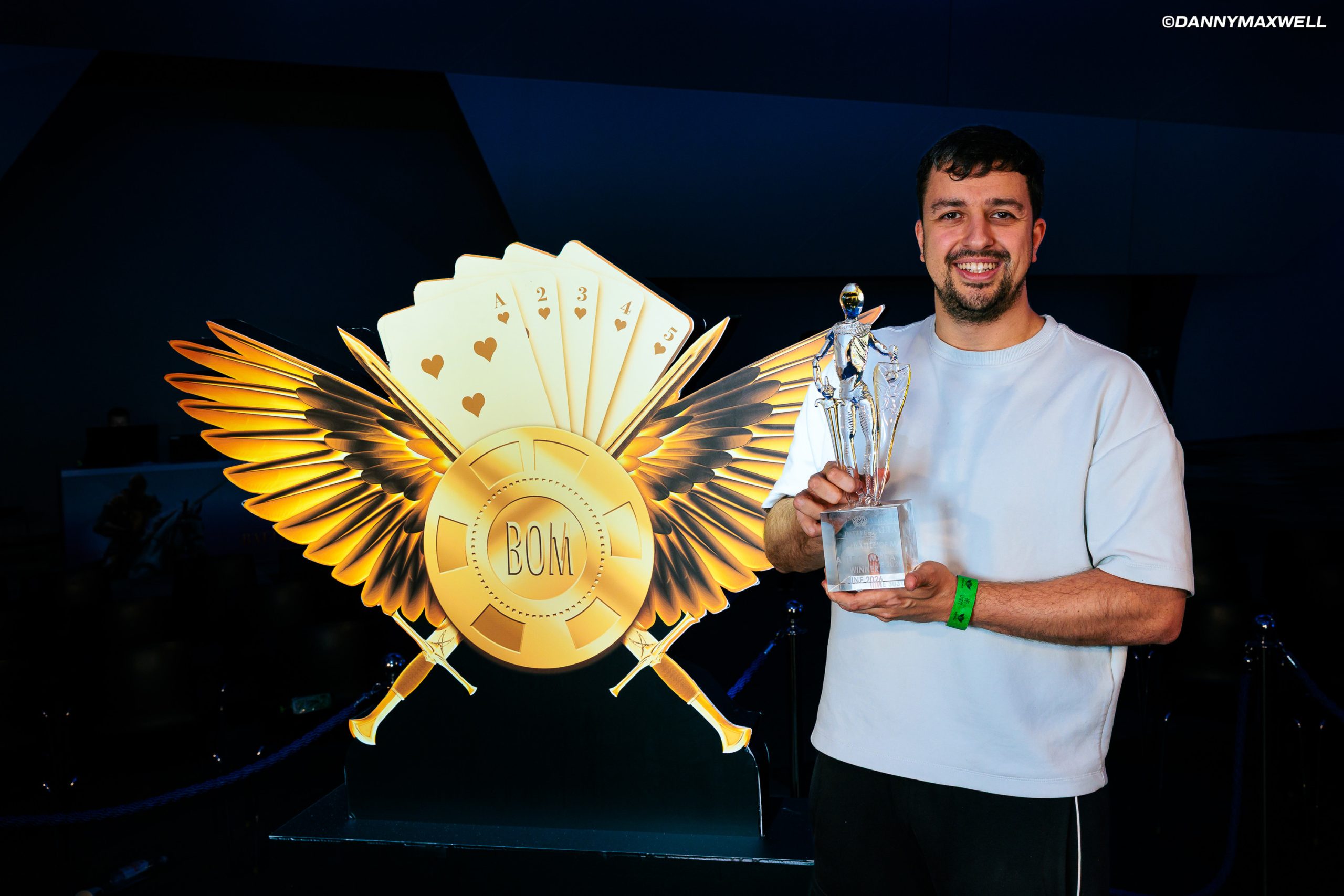 Alejandro Asenjo celebrando su victoria en el Battle of Malta Main Event.