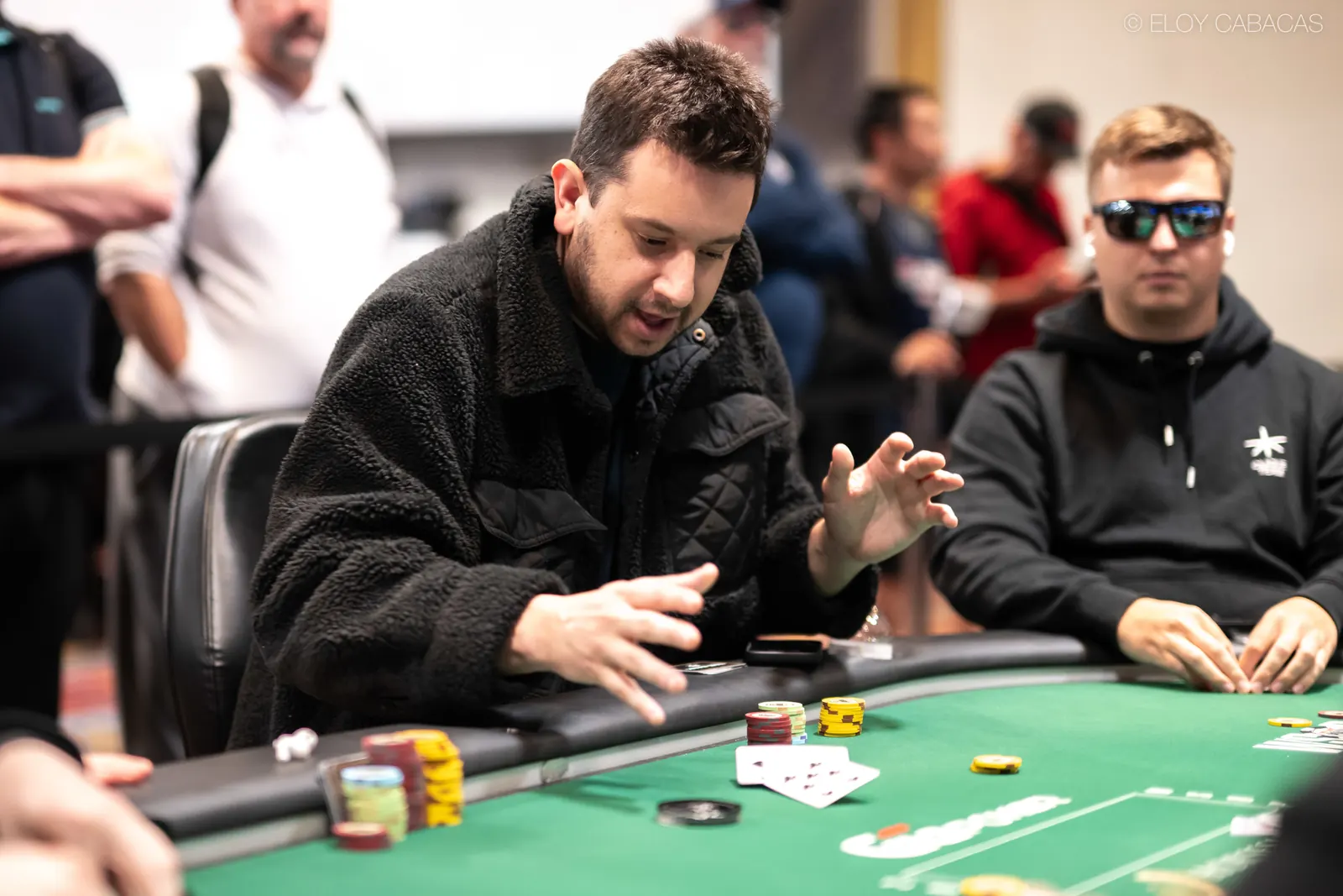 Jared Bleznick siedzi przy stole pokerowym podczas turnieju