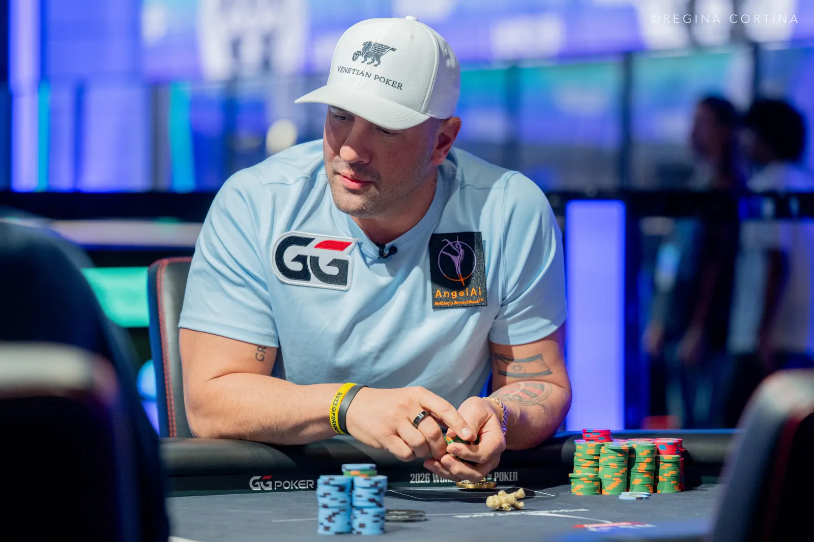 Michael Mizrachi, znany pokerzysta, siedzi przy stole pokerowym podczas turnieju