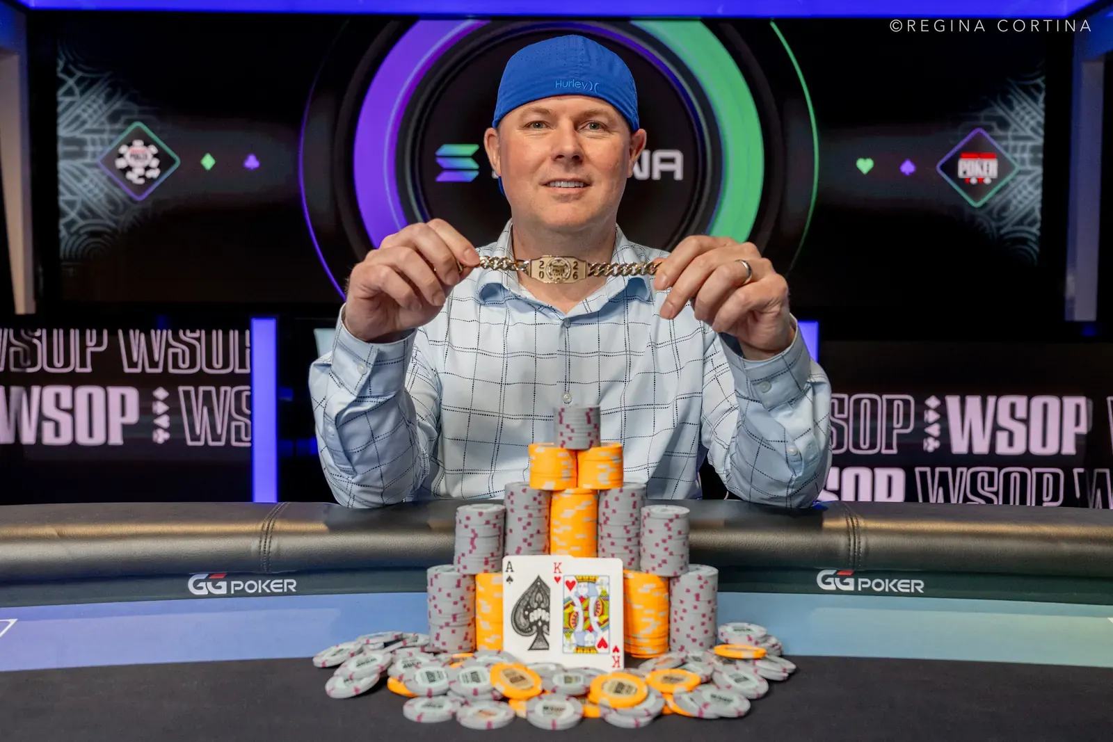 Justin Smith, zwycięzca turnieju COLOSSUS WSOP 2026, pozuje do zdjęcia z podniesioną bransoletką WSOP.