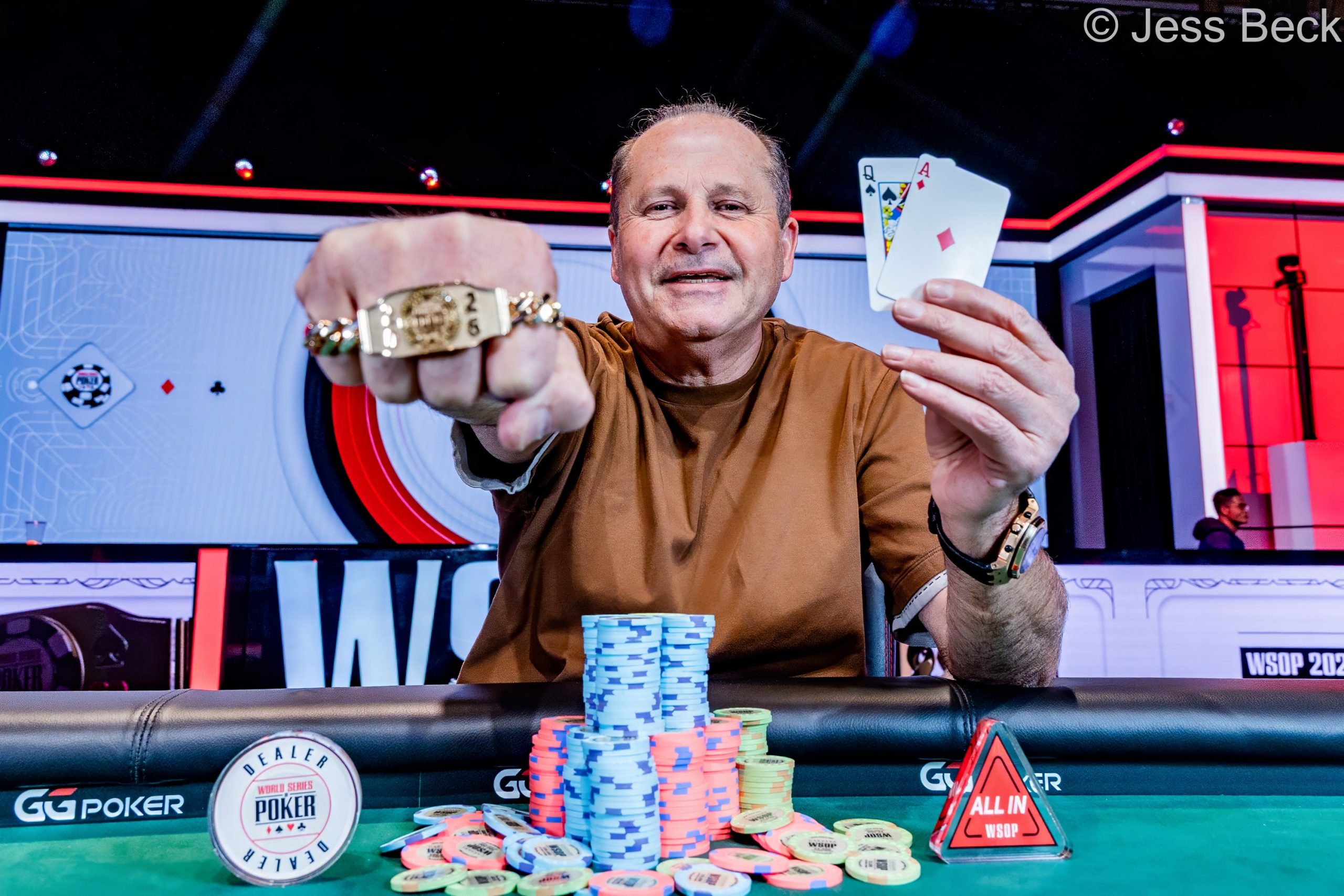Naseem Salem posa con su brazalete de las World Series of Poker tras ganar el GGMillion$ High Roller.