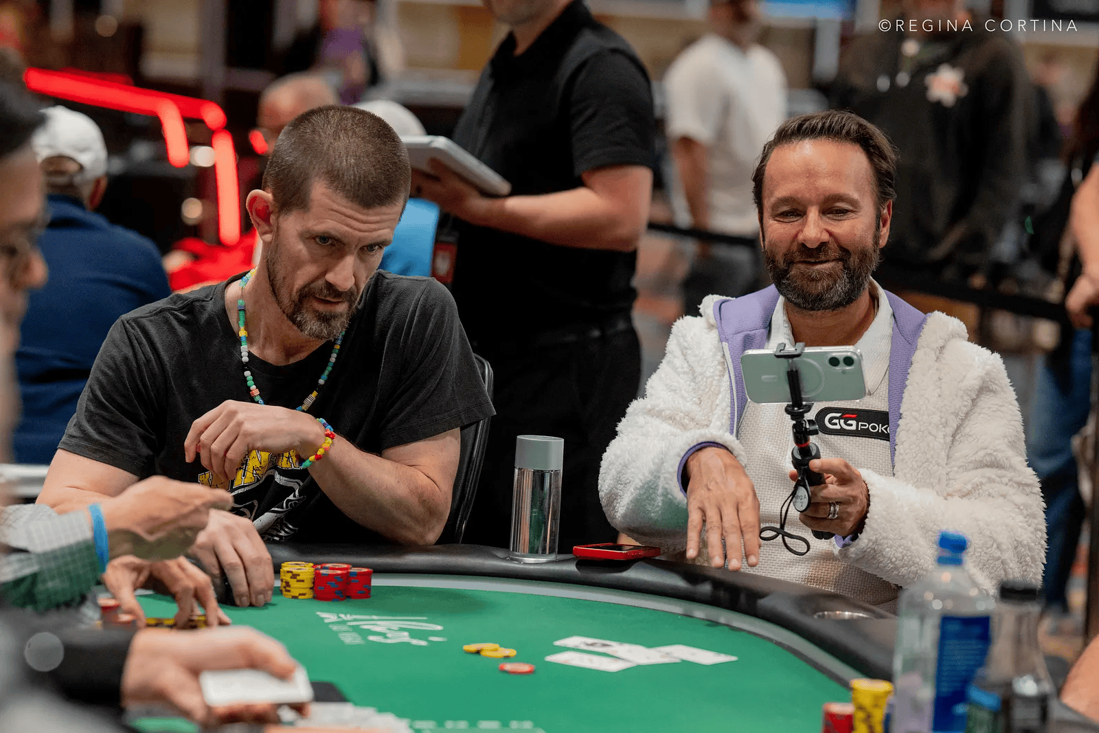 Daniel Negreanu y Gus Hansen jugando poker en las World Series of Poker (WSOP)