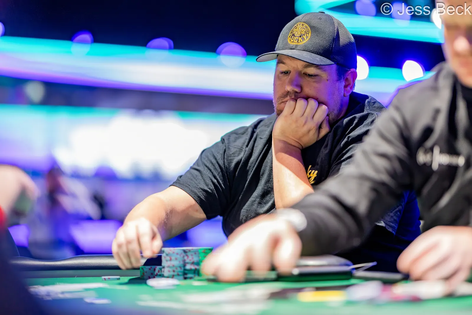 Shaun Deeb świętuje zdobycie dziewiątej bransoletki World Series of Poker.