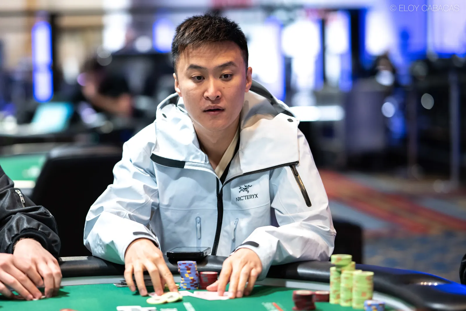 Pokerzysta Biao Ding siedzący przy stole turniejowym WSOP.
