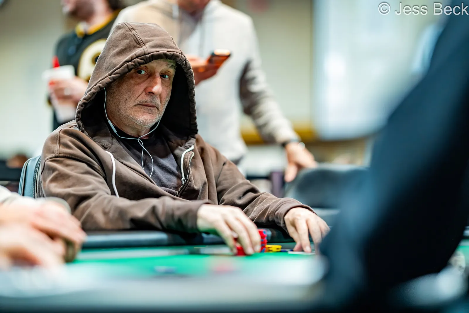 Gracze przy stole podczas turnieju pokerowego WSOP Seniors Event