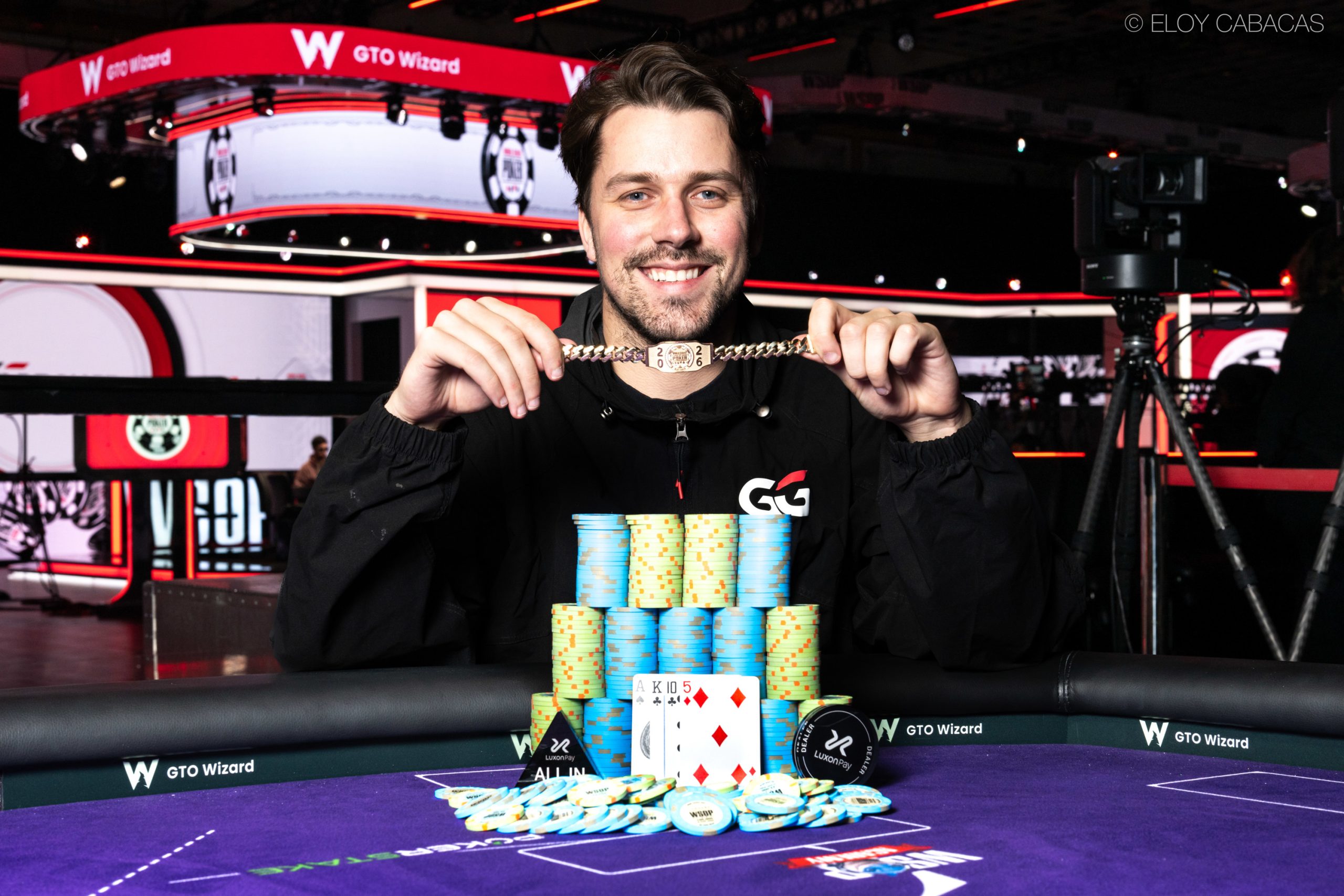 Frederic Normand celebrando su victoria con su brazalete de las WSOP