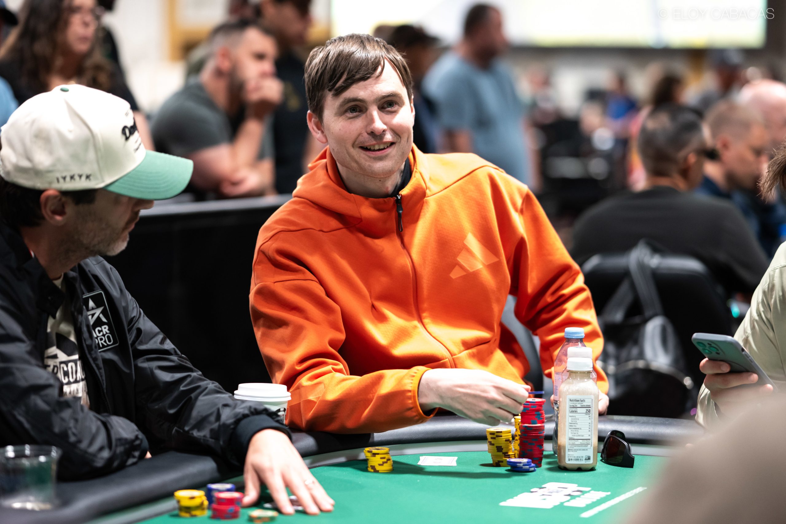 Martin Kabrhel concentrado en una mesa de póker