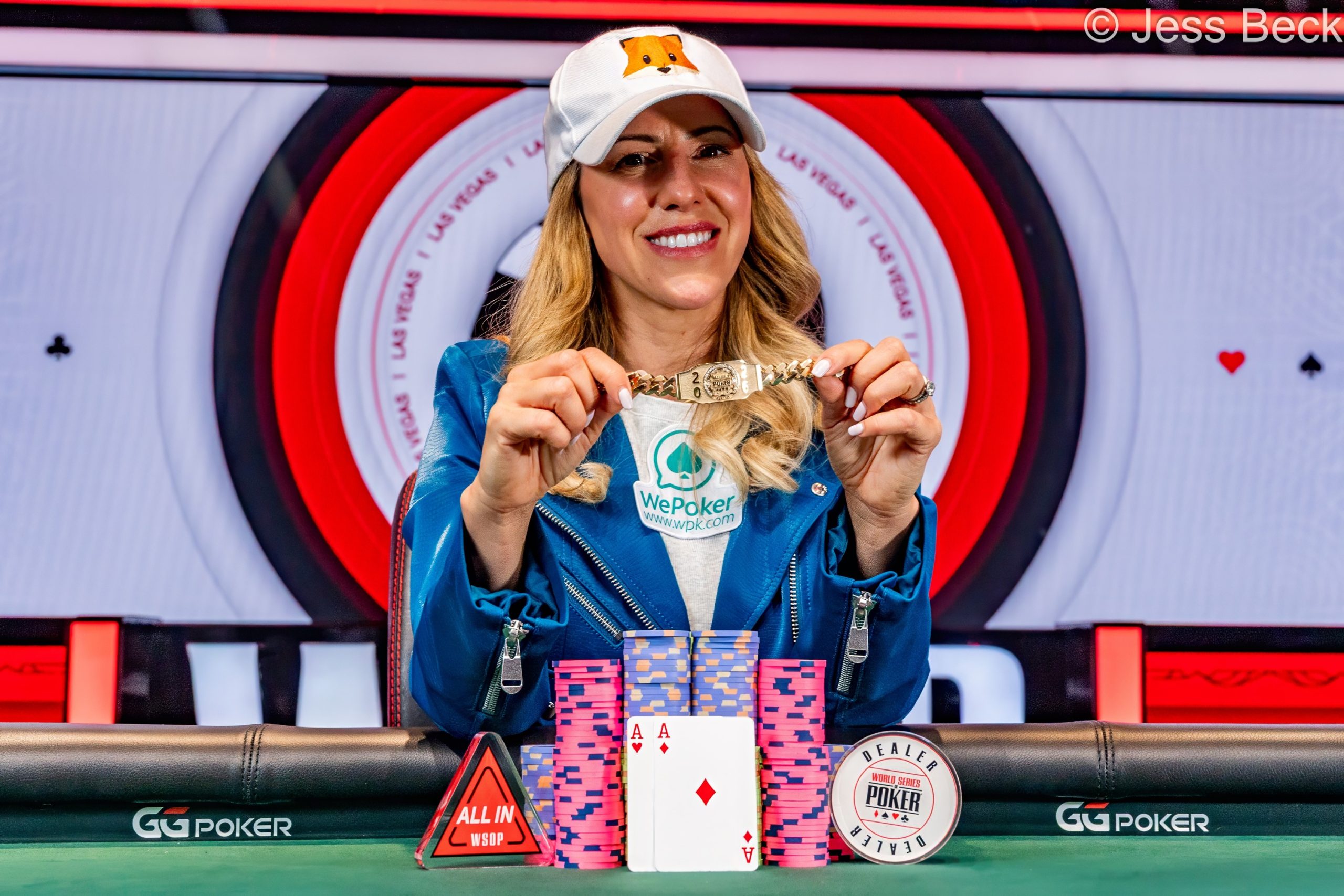 Kristen Foxen celebra su victoria en el WSOP $25K High Roller con su brazalete y trofeo.
