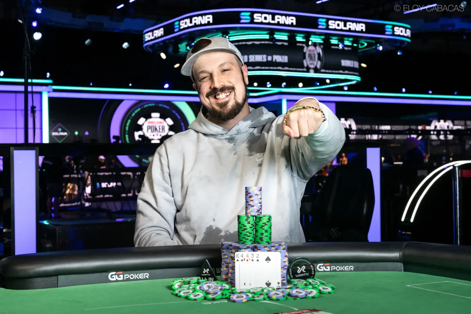 Zachary Gruneberg świętuje zdobycie bransoletki WSOP