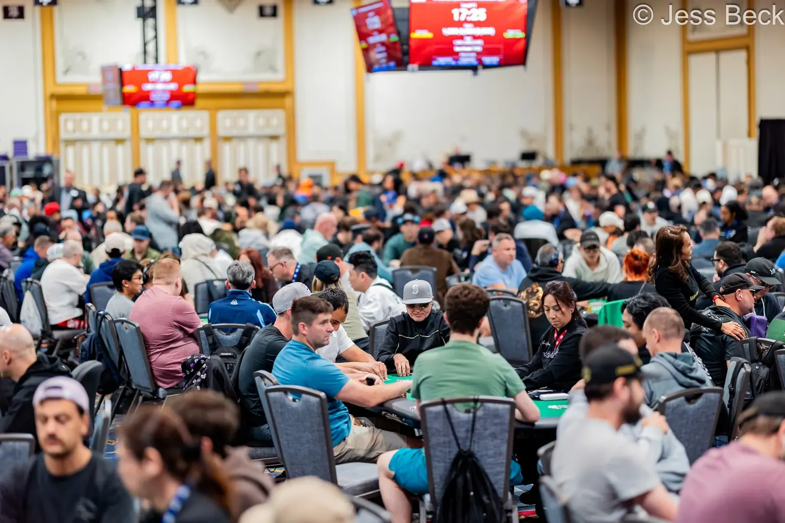 Gracze przy stole pokerowym podczas World Series of Poker 2026