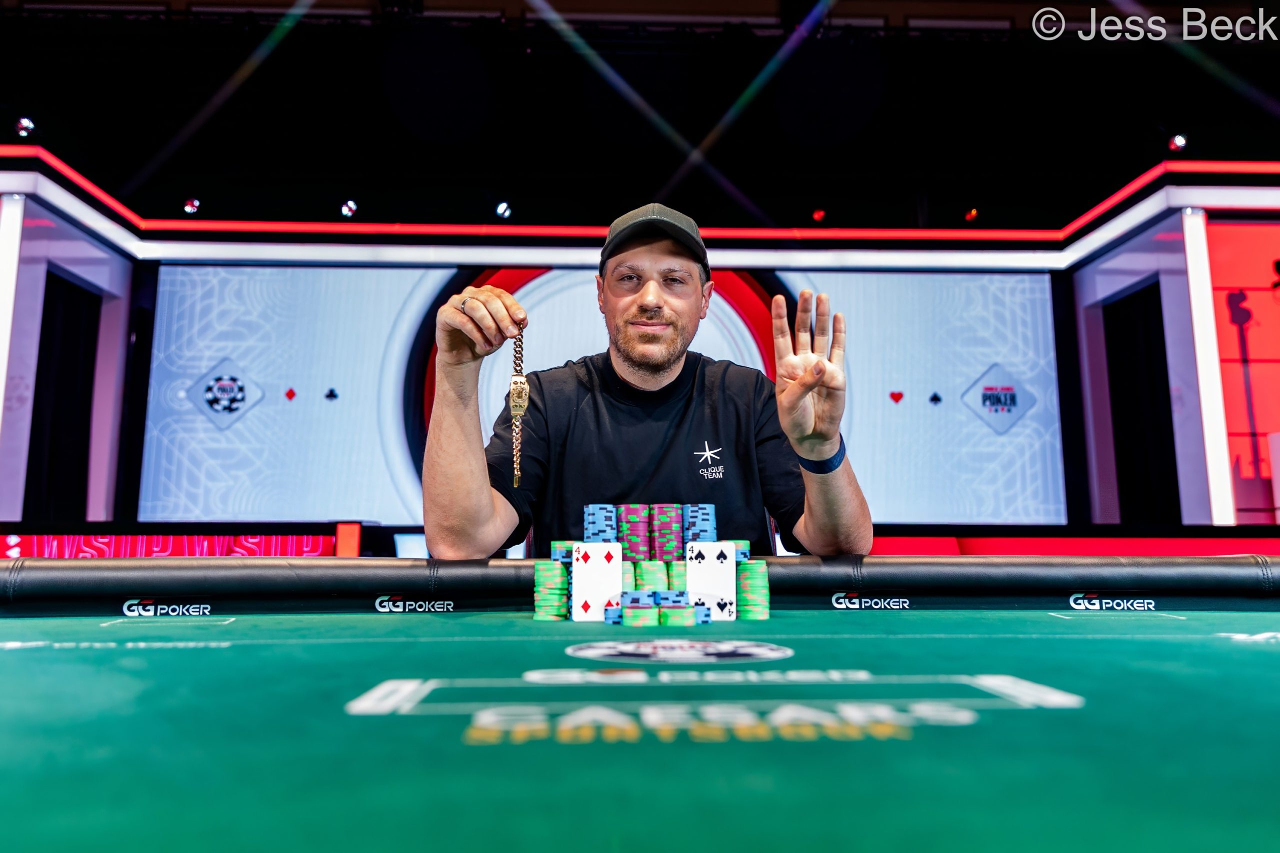 Artur Martirosian posando con su cuarto brazalete de las WSOP y el cheque de ganador.