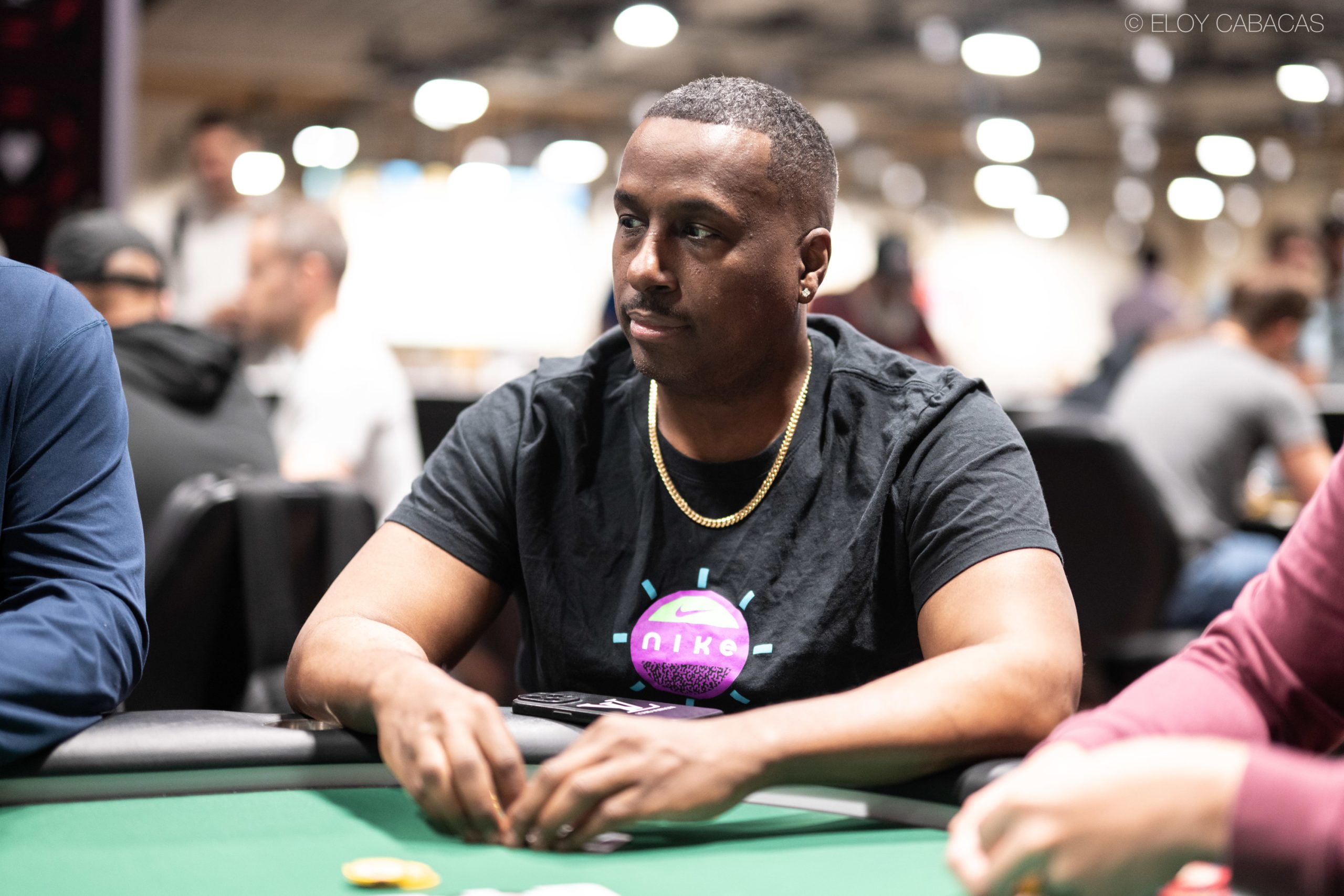 Maurice Hawkins concentrado durante una partida de poker en la mesa final de un evento de las WSOP.