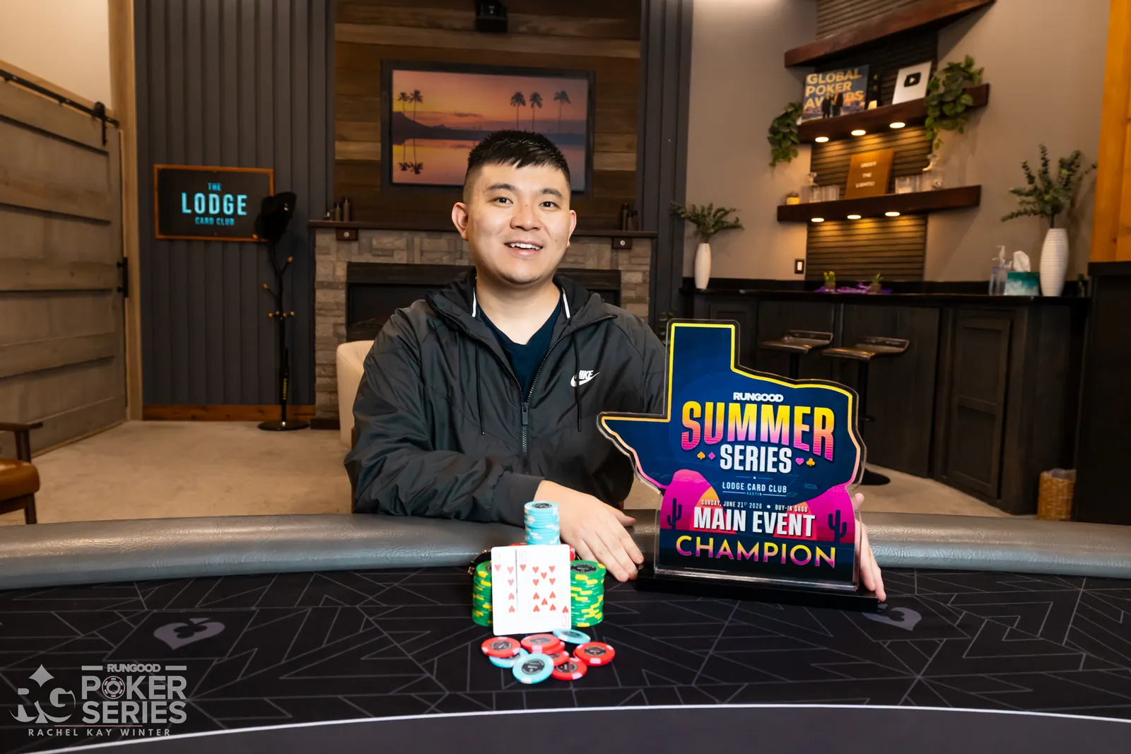 Bohuai Jiang, el ganador del Main Event de la RGPS Summer Series, posa con su trofeo.
