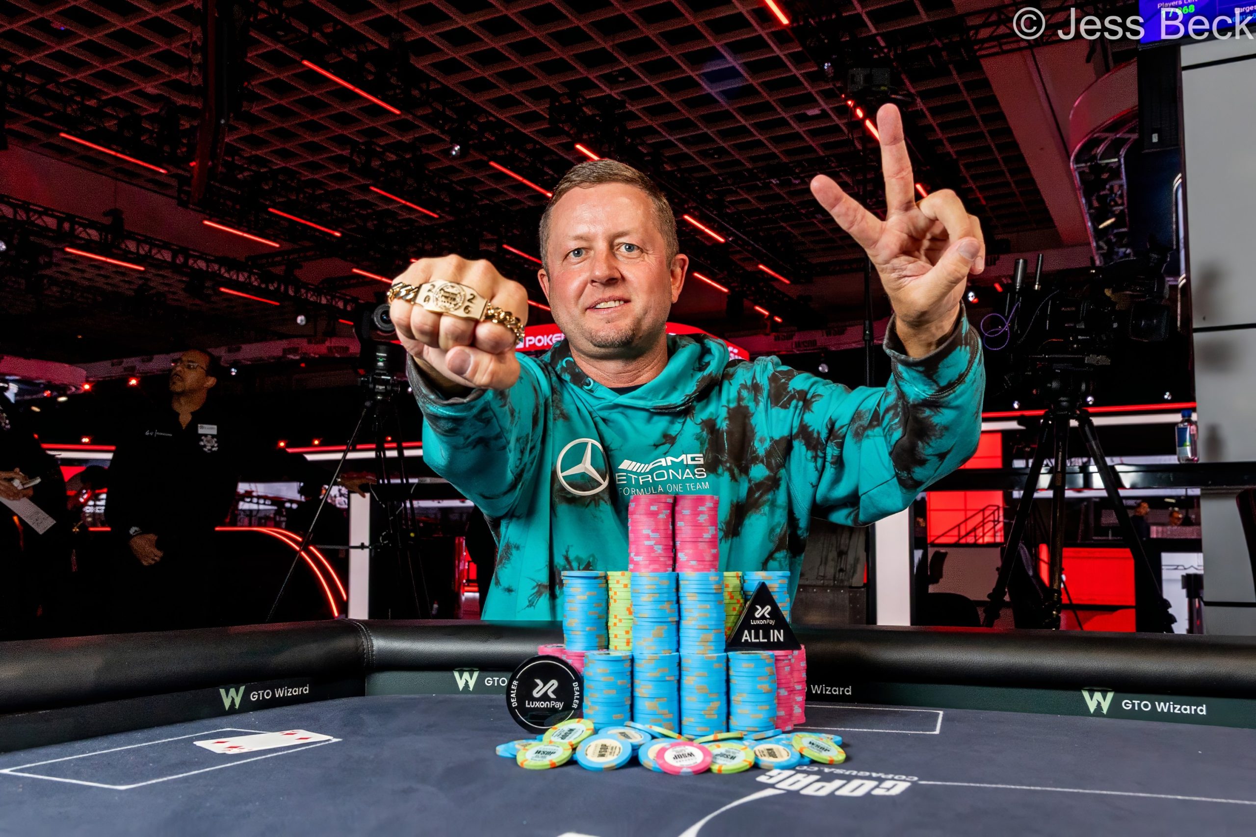 Braxton Dunaway posando con su segundo brazalete de las WSOP
