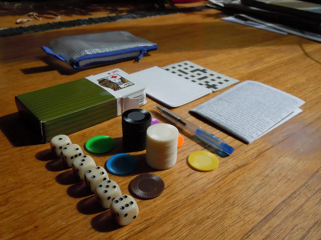 Una mesa de ruleta con fichas y una bola girando, rodeada de otros elementos típicos de casino como cartas de blackjack y tragamonedas de fondo.