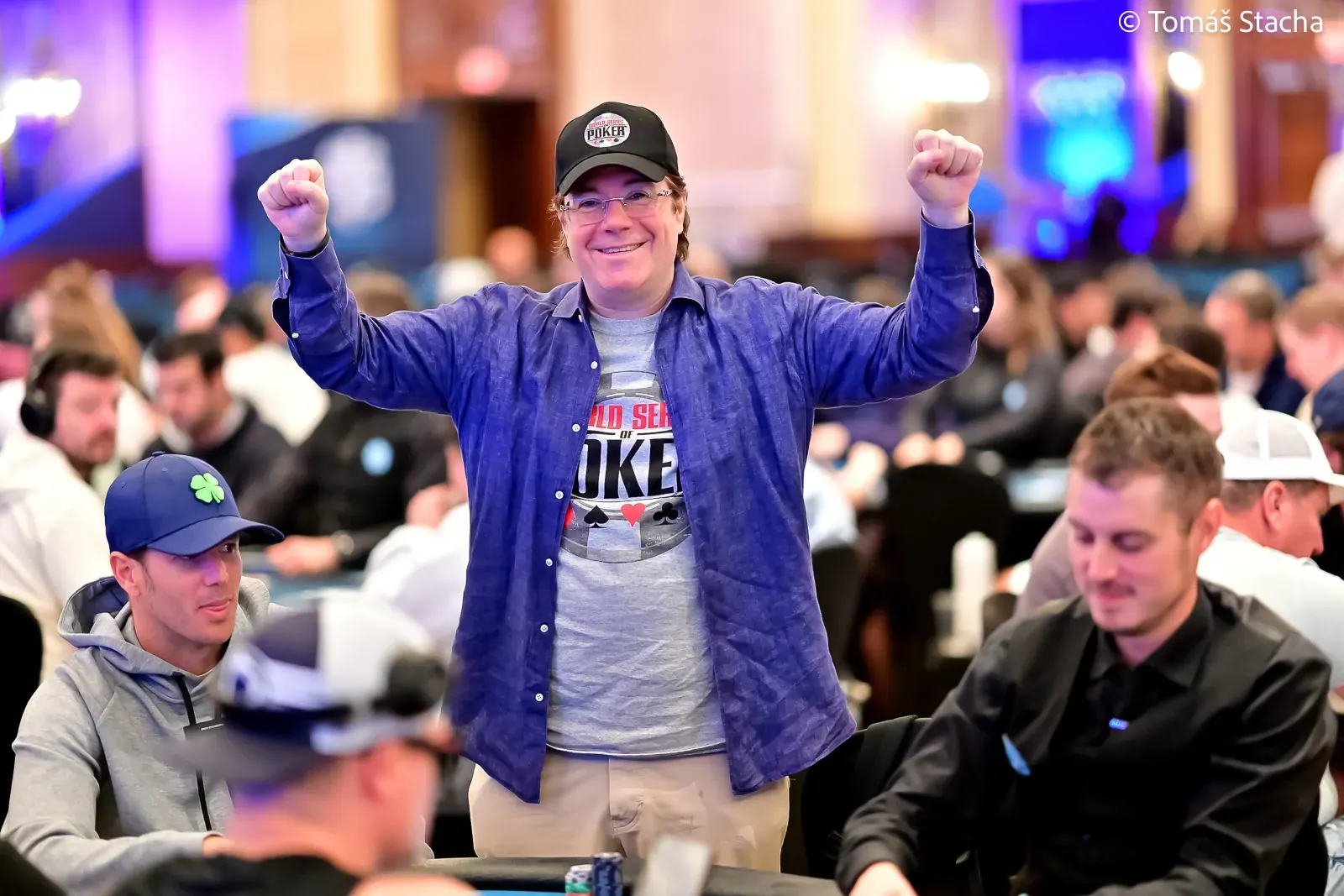 Jugador de poker Jamie Gold concentrado en una mesa de poker durante las World Series of Poker.