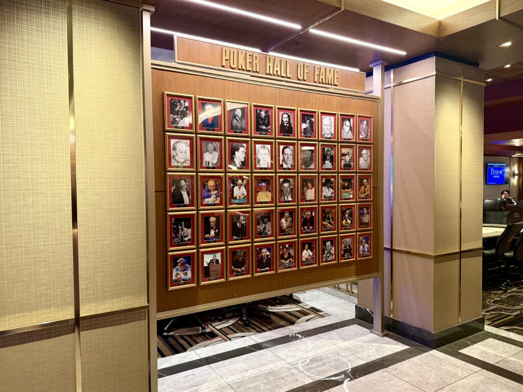 Exhibición de fotografías de miembros del Salón de la Fama del Poker en el Casino Horseshoe de Las Vegas.