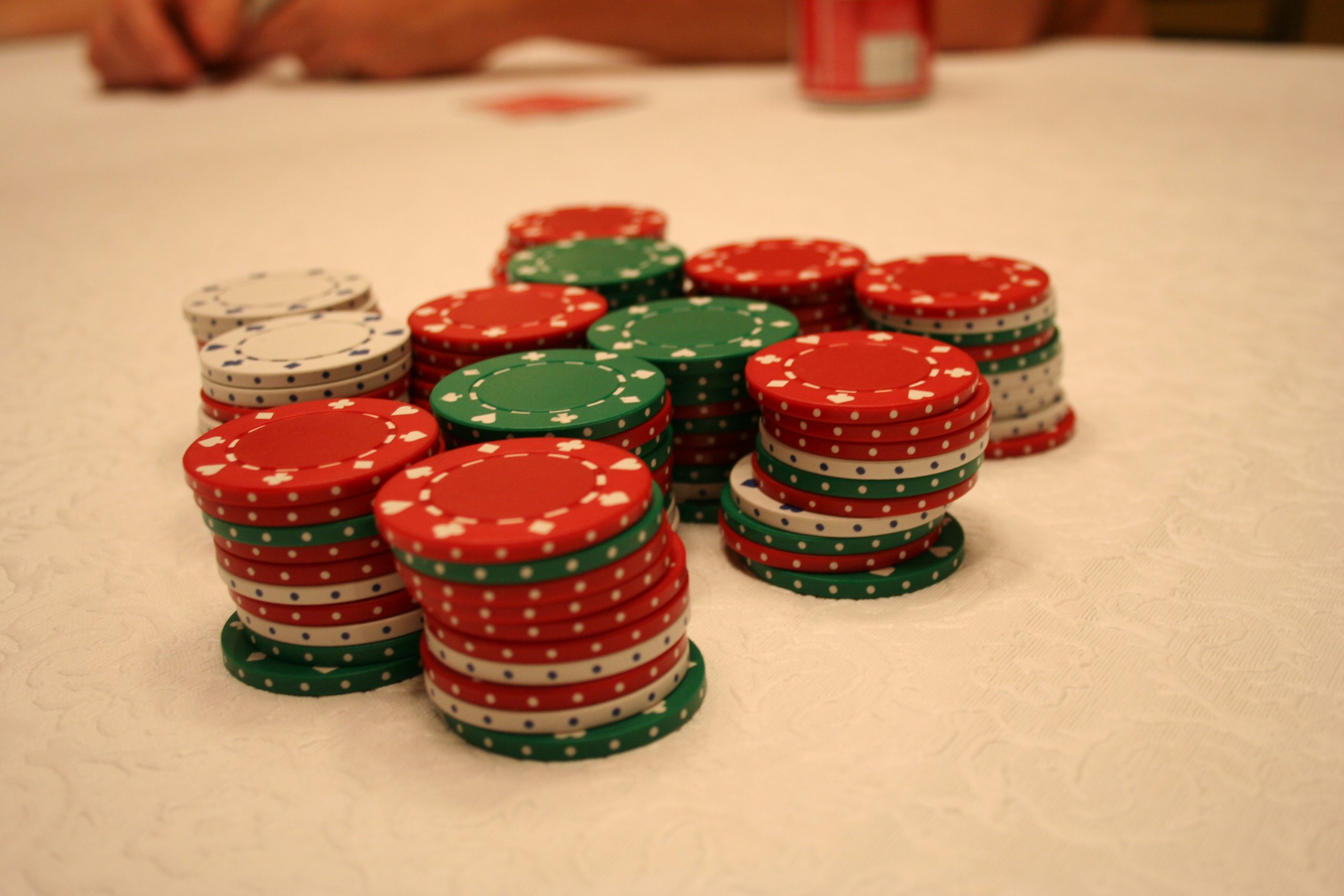 Jugadores en una sala de póker online en Latinoamérica